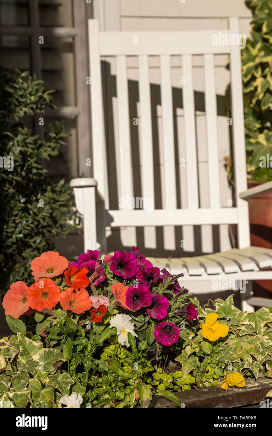Chaise à bascule et fleurs sur le porche avant, NC, États-Unis Banque D'Images