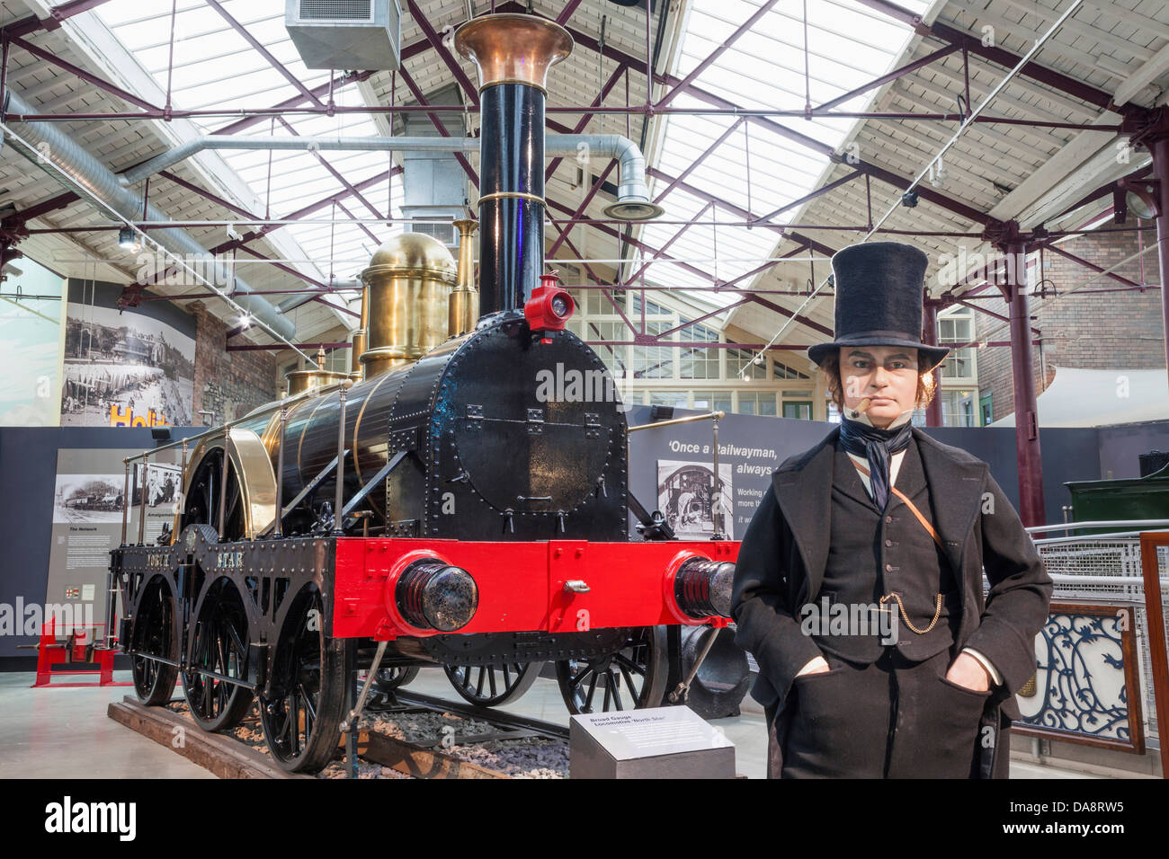 L'Angleterre, dans le Wiltshire, Swindon, Great Western Railway Museum aka la vapeur, Statue d'Isambard Kingdom Brunel et réplique de vaste Gaug Banque D'Images