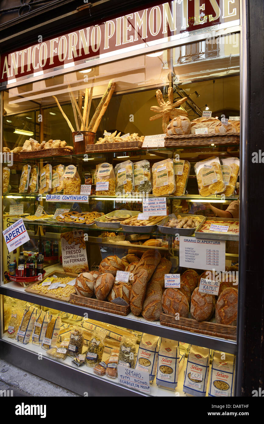 Les pâtes et le pain italien à l'Antico Forno Piemontese sur Via Drapperie Bologna Italie Banque D'Images