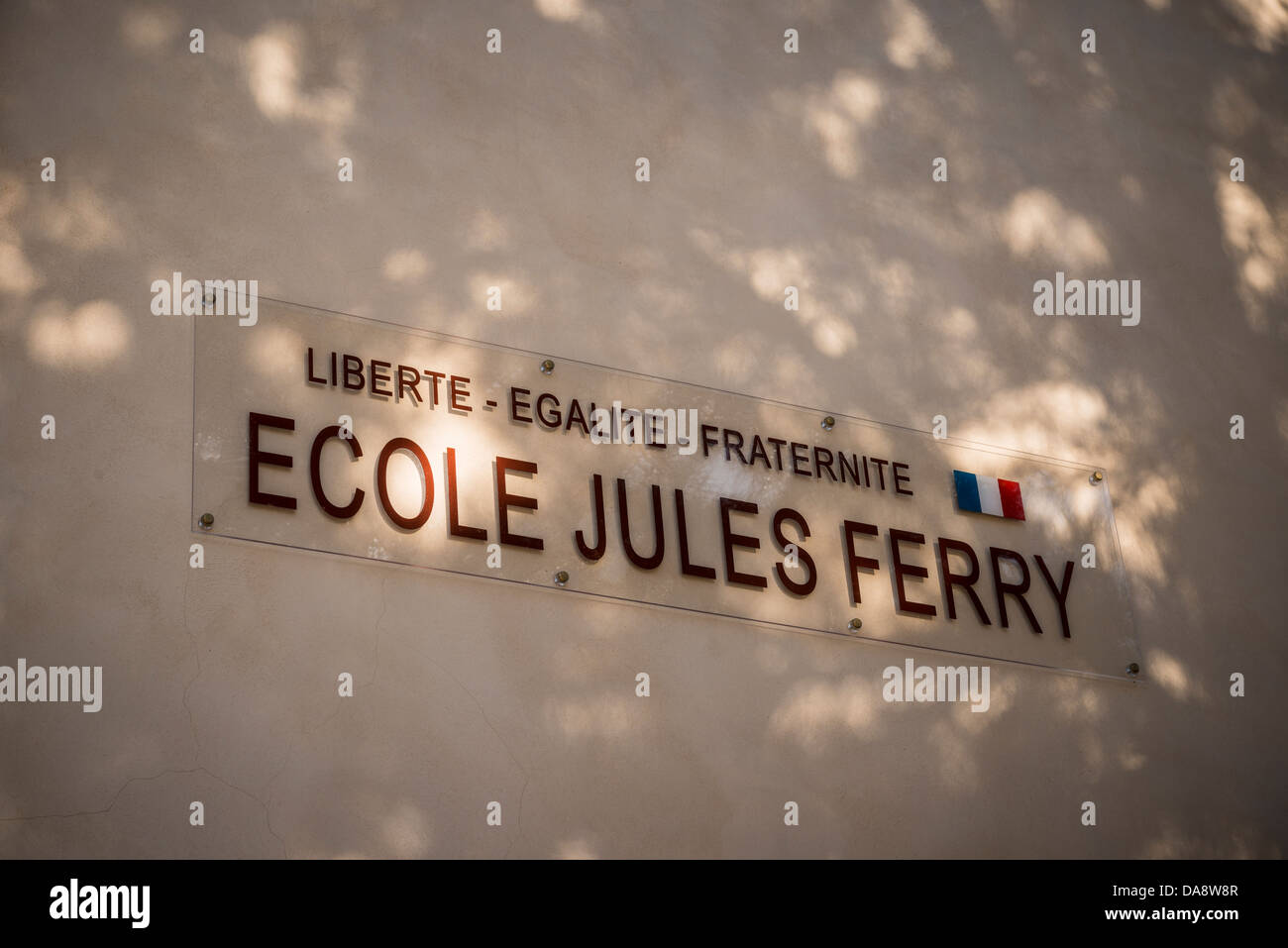 L'École de Ferry Juiles signe avec la devise nationale de la France, St Pargoire, Hérault, Languedoc-Roussillon, France Banque D'Images