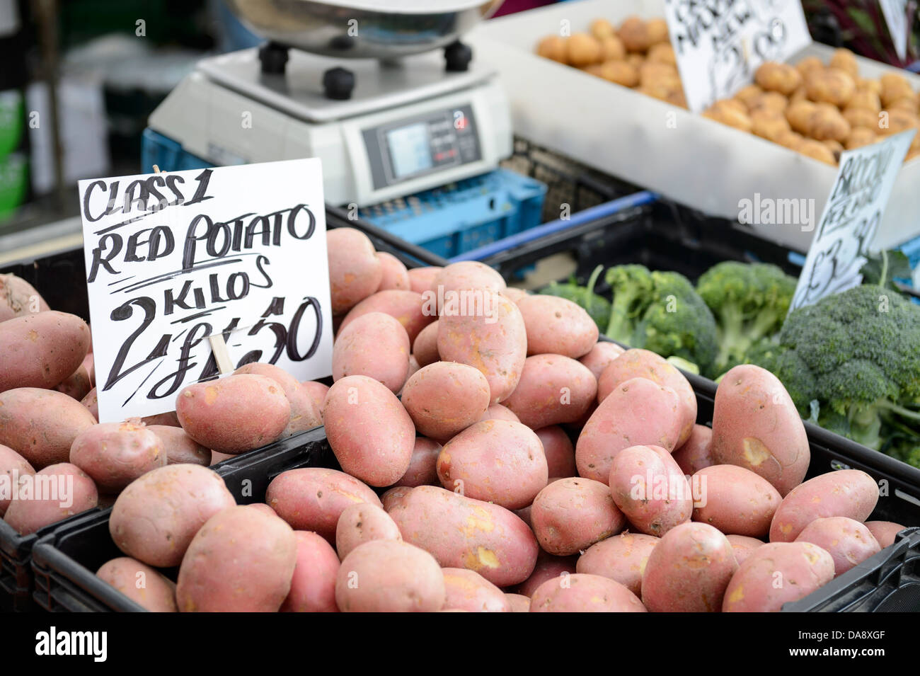 Un choix typique de fruits et légumes frais vendus au marché de Boston. Boston, England, UK, 2013. Banque D'Images