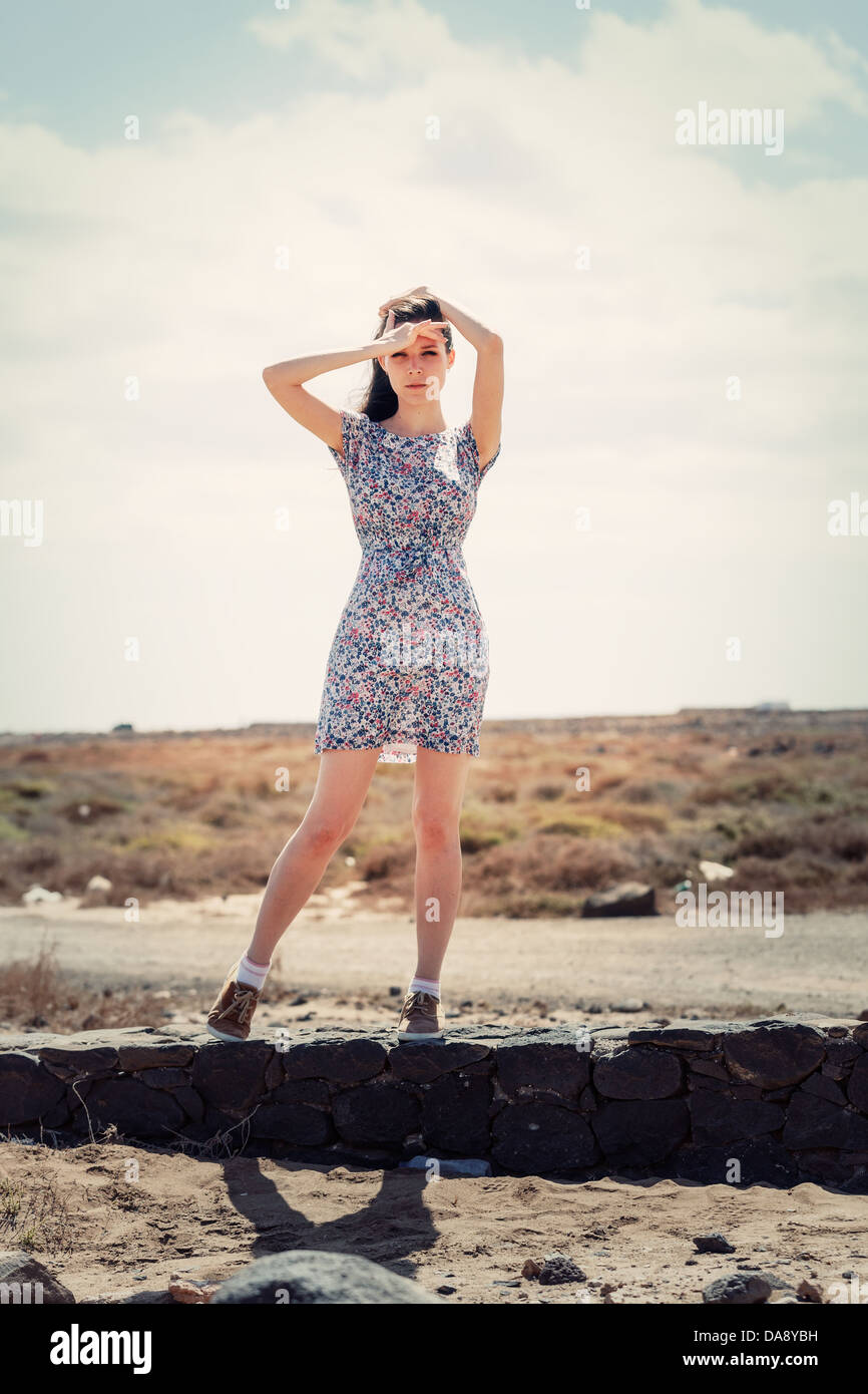 Jeune femme dans une robe vintage court. Robe imprimé floral Fleurs Village Banque D'Images