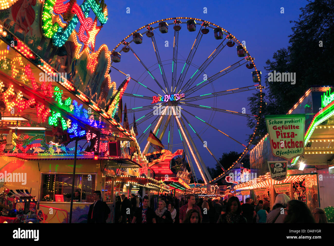 D-D-Oberhausen-Sterkrade, Oberhausen, Bas-rhin, Ruhr, Rhénanie, Rhénanie du Nord-Westphalie, NRW, traditions, Corpus Christi kermess dans Sterkrade, festival de rue, fête foraine, soirée, grande roue Banque D'Images