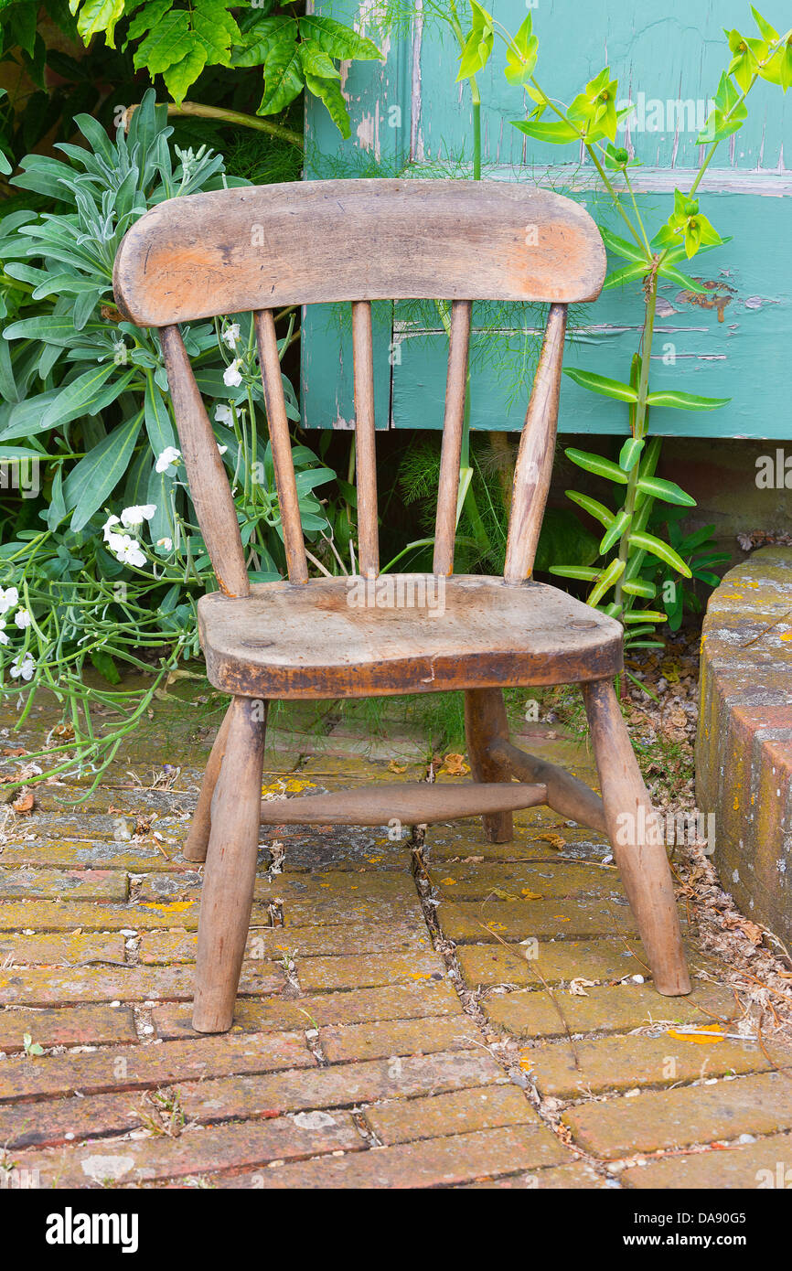 Ancienne chaise en bois proping ouvrir une porte dans un jardin Photo Stock  - Alamy