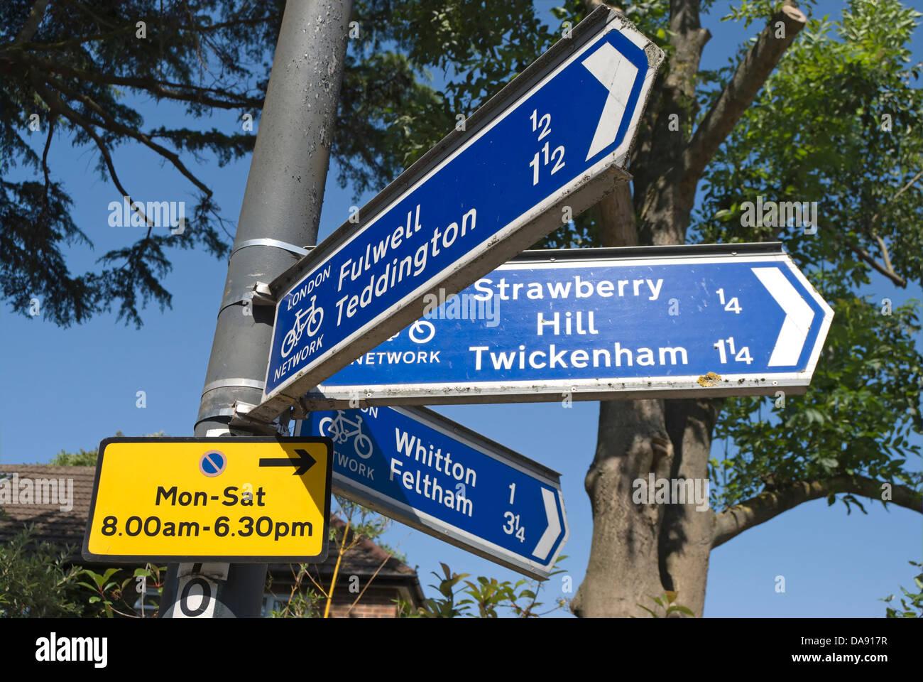 London cycle trois signes réseau local donnant les distances et les directions, et aucun signe d'attente avec des temps de fonctionnement Banque D'Images