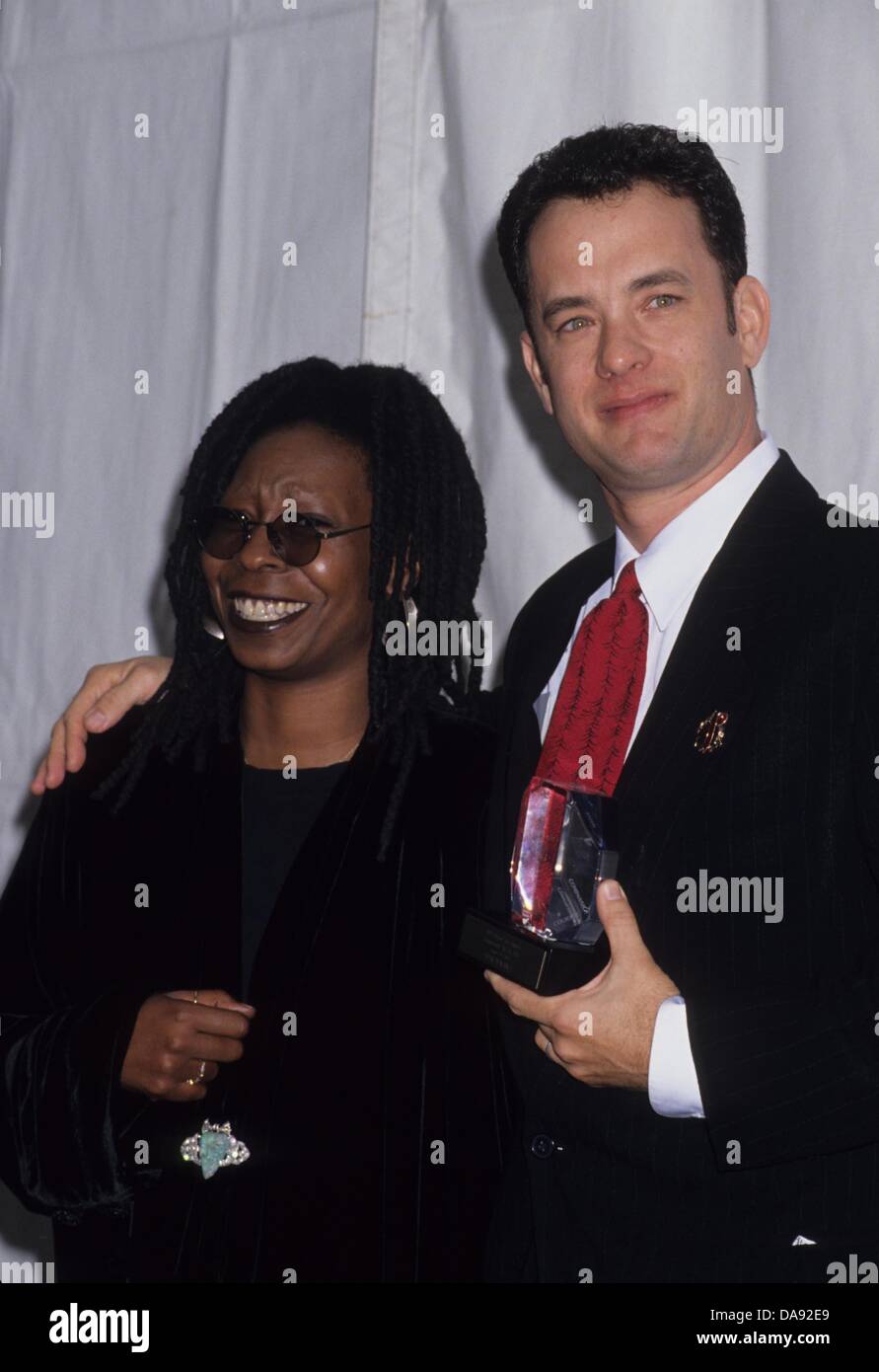 TOM HANKS avec Whoopi Goldberg à APLA Engagement en faveur de la vie VIII  1995.k0434lr.(Image Crédit : © Lisa Rose/Photos/ZUMAPRESS.com) Globe Photo  Stock - Alamy
