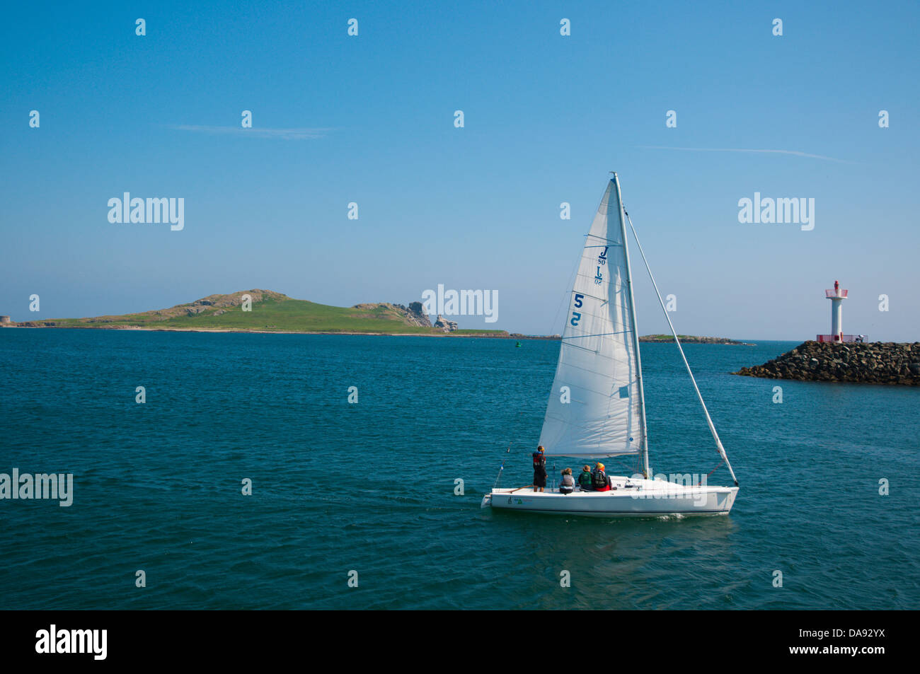 Bateaux à voile en face de Ireland's Eye île près de la péninsule de Howth, près de Dublin Irlande Europe Banque D'Images