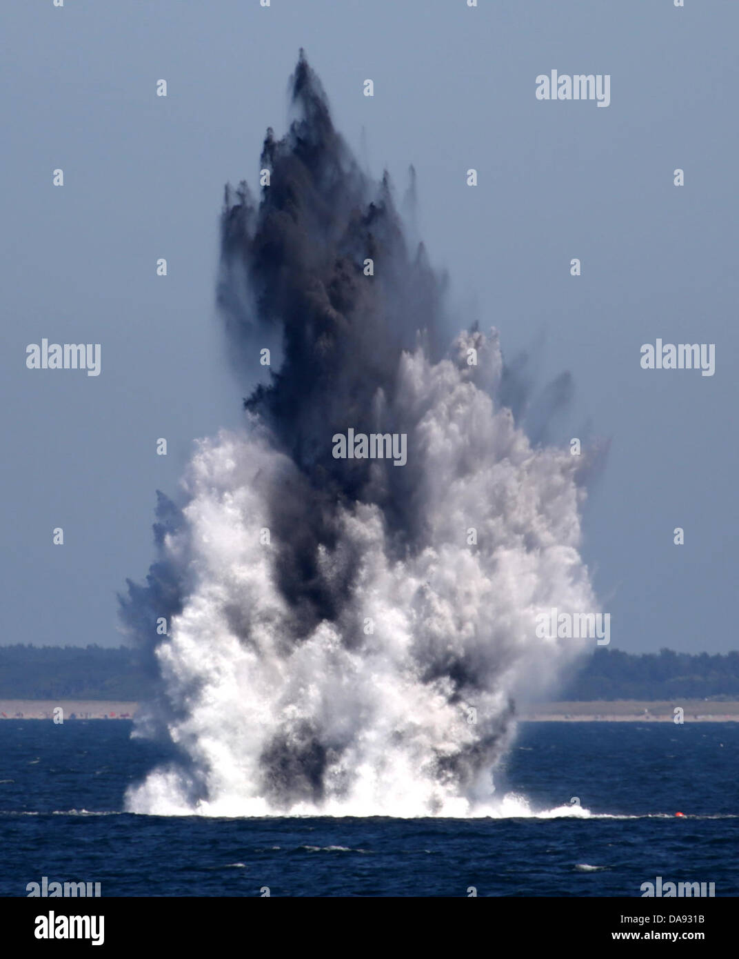 Deux charges de profondeur à partir de 1939-45 sont controlledly ont explosé dans la région de la mer Baltique, l'Allemagne, au large de Wustrow 08 juillet 2013. Un troisième depth charge a été prise à terre pour être désamorcées et éliminés. Les trois charges de profondeur ont été récupérés d'une épave dans le Kadettrinne, une des voies maritimes les plus achalandées de l'Europe. Photo : BERND WUESTNECK Banque D'Images