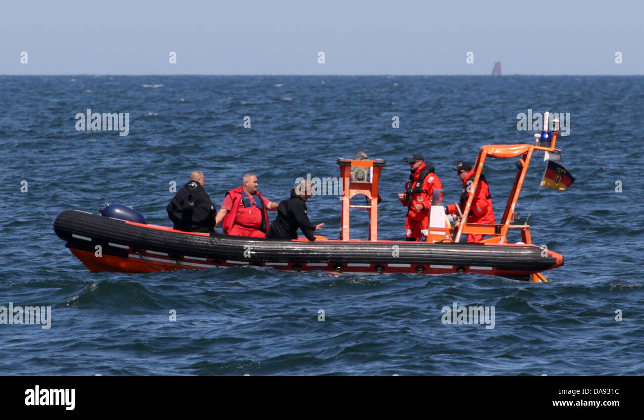 Un appel d'offres prend les plongeurs de la récupération de munitions de service multi-usages à Arkona navire deux charges de profondeur à partir de la DEUXIÈME GUERRE MONDIALE, la mer Baltique au large de Wustrow, Allemagne, 08 juillet 2013. Deux grenades ont été controlledly a explosé, un troisième depth charge a été prise à terre pour être désamorcées et éliminés. Les trois charges de profondeur ont été récupérés d'une épave dans le Kadettrinne, une des voies maritimes les plus achalandées de l'Europe. Photo : BERND WUESTNECK Banque D'Images