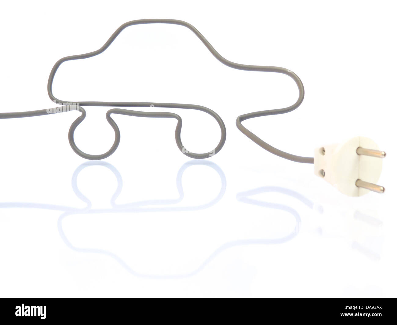 Symbole pour une voiture électrique, faite de gris le fil électrique et d'un bouchon, isolé sur un fond blanc avec une image miroir Banque D'Images