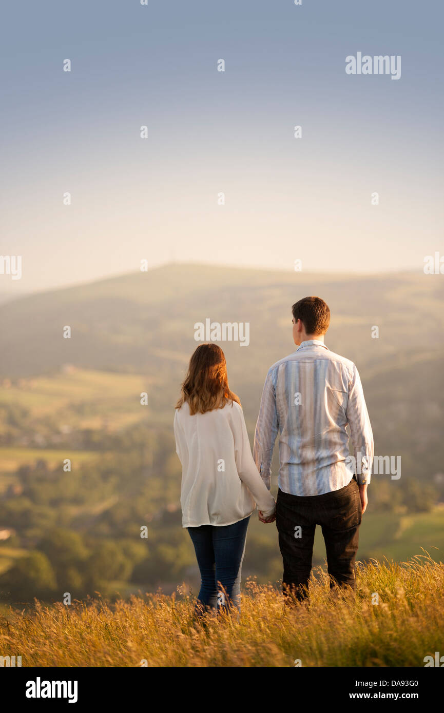 Jeune couple romantique vue sur un beau paysage Banque D'Images