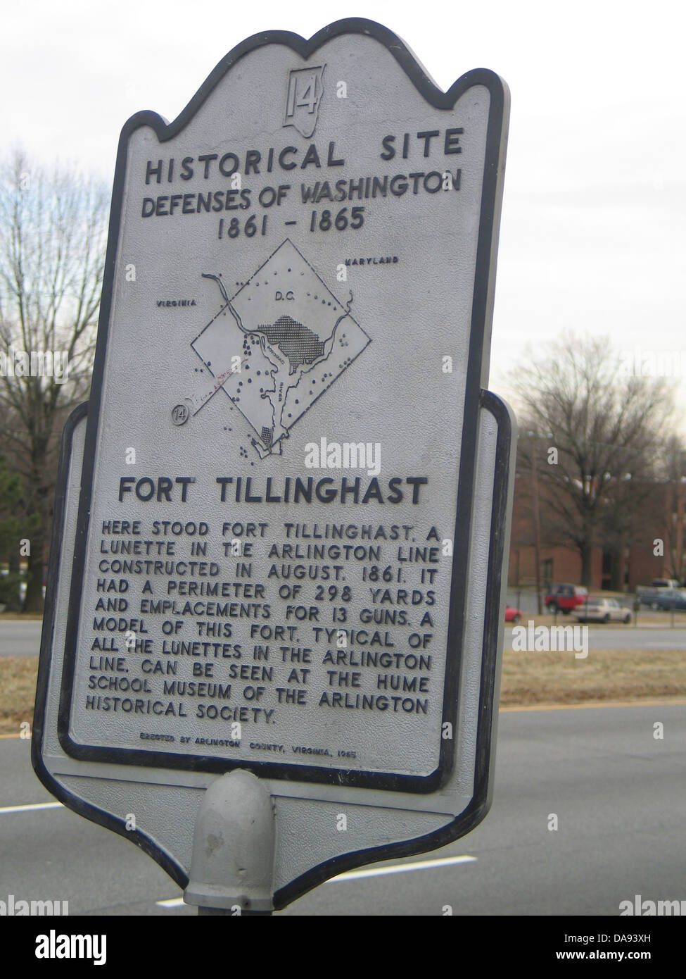 Site historique de Fort TILLINGHAST Défenses de Washington 1861-1865 ici était fort Tillinghast, une lunette dans la ligne d'Arlington construit en août 1861. Il a un périmètre de 298 mètres et 13 emplacements pour les armes à feu. Un modèle de ce fort, typique de toutes les lunettes dans la ligne d'Arlington, peuvent être vus au Musée de l'école Hume Arlington Historical Society. Érigée par le comté d'Arlington, Virginie, 1965. Banque D'Images