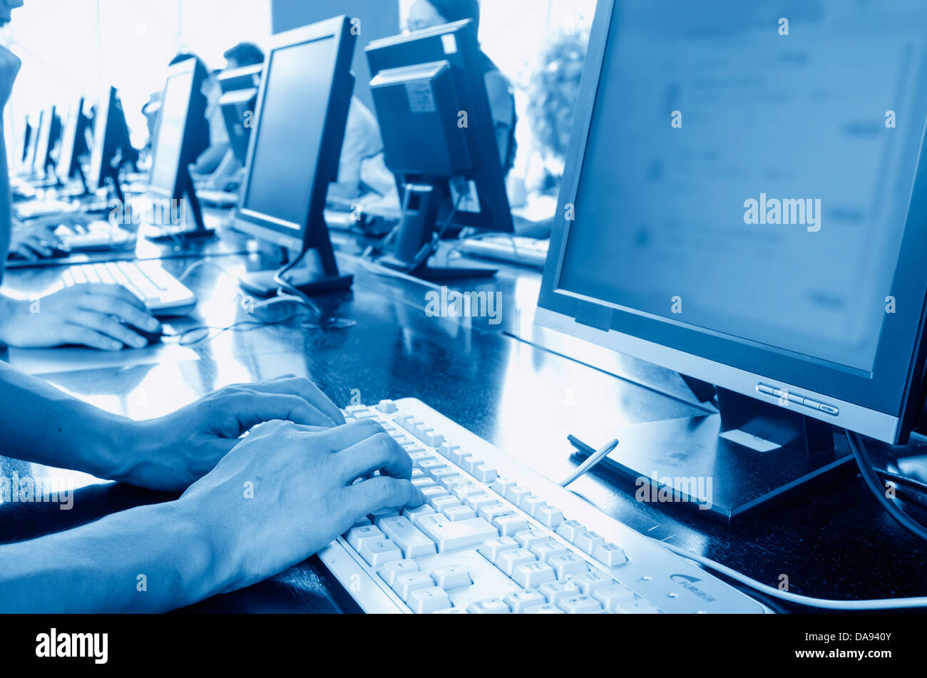 Ordinateur dans la bibliothèque Banque D'Images