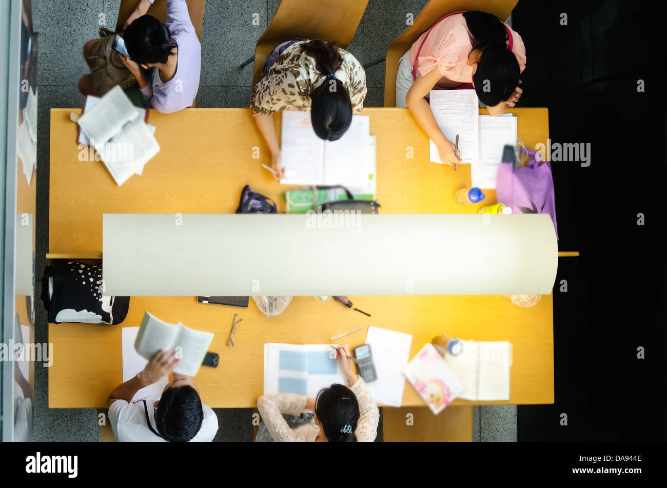 Ordinateur dans la bibliothèque Banque D'Images