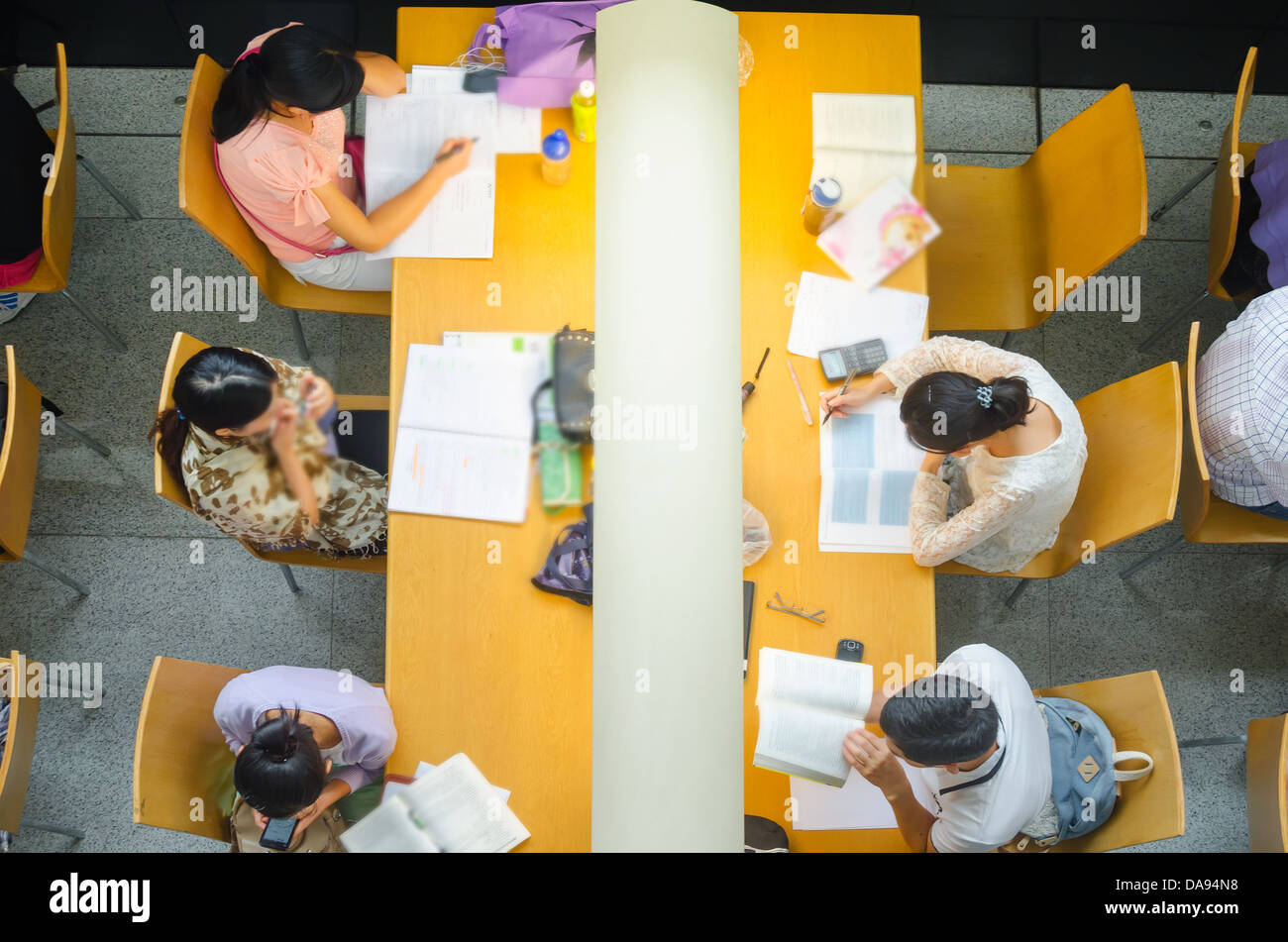 Ordinateur dans la bibliothèque Banque D'Images