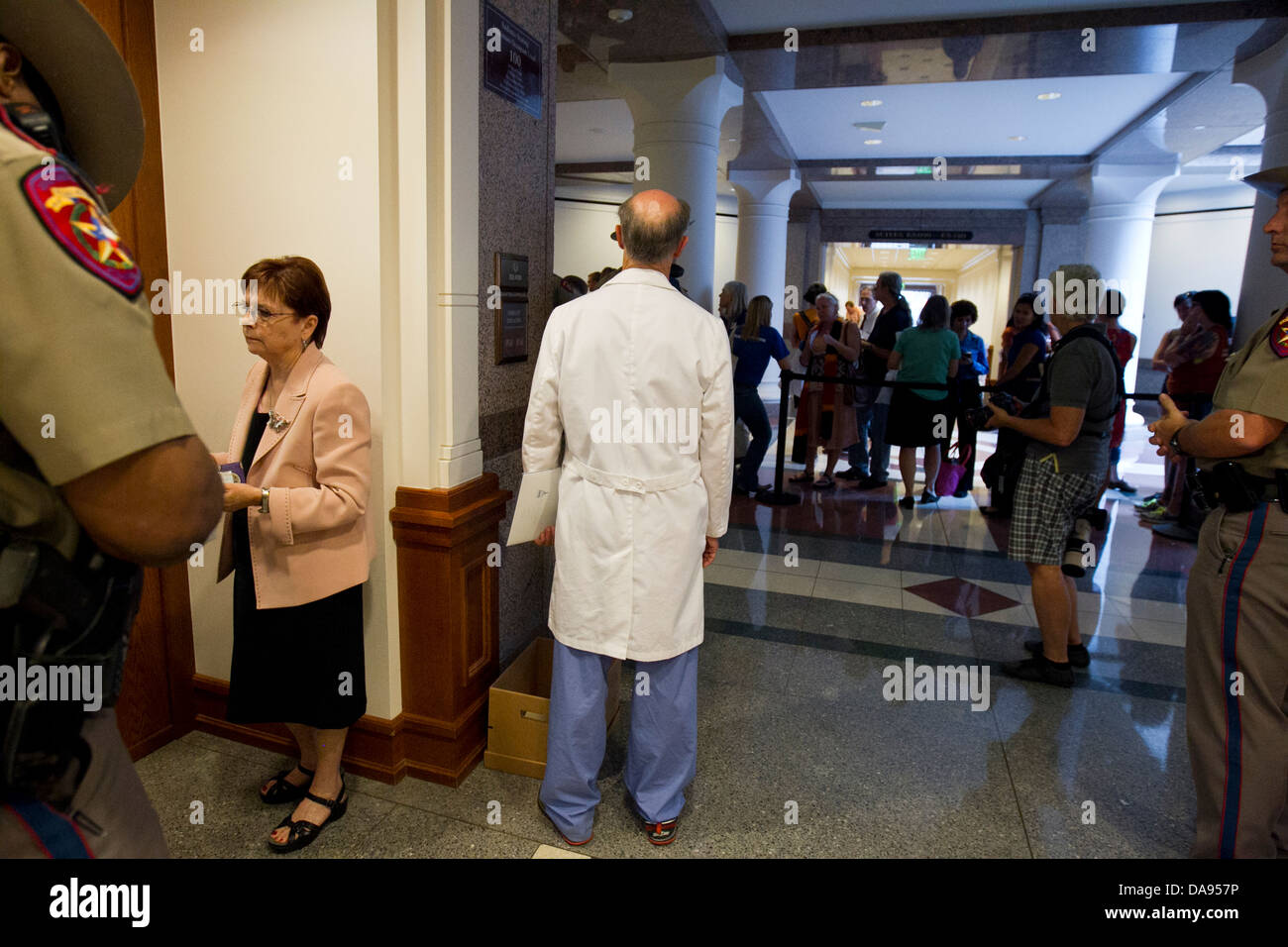 Médecin en blouse blanche et des gommages corporels se trouve dans le couloir du Texas Capitol building attend son tour de donner témoignage Banque D'Images