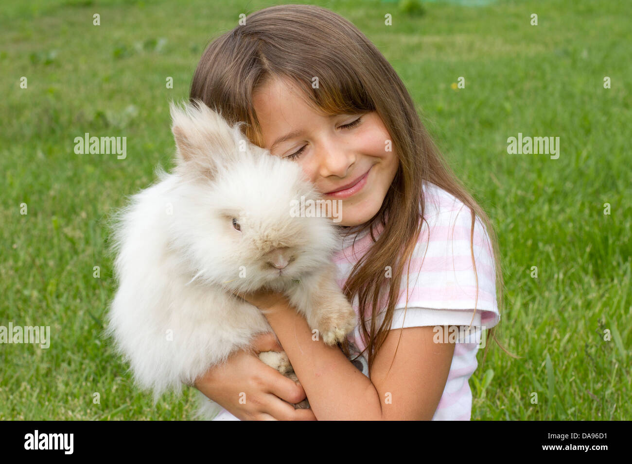 Animal domestique, animal, l'amour, des animaux, la race, l'ours en peluche, lapin, fille, enfant, sept ans, sourire, joie, chance, bonheur, heureux, anima Banque D'Images