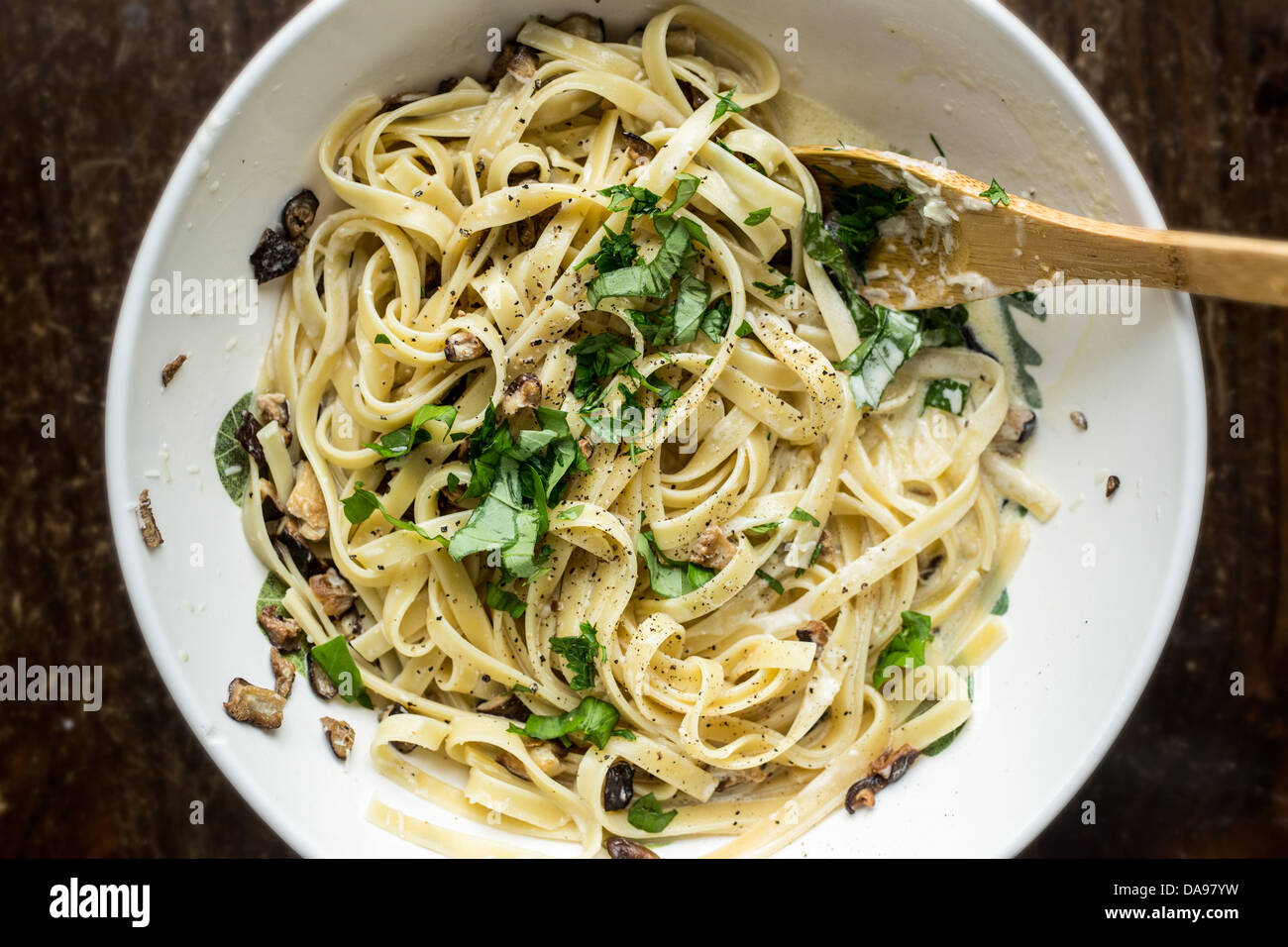 Fettuccine aux champignons et mascarpone Banque D'Images