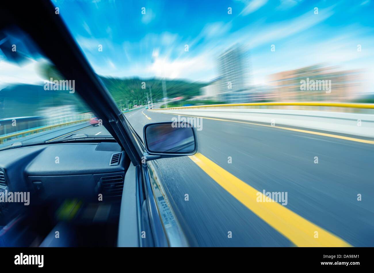 Voiture sur le tunnel avec l'arrière-plan flou Banque D'Images