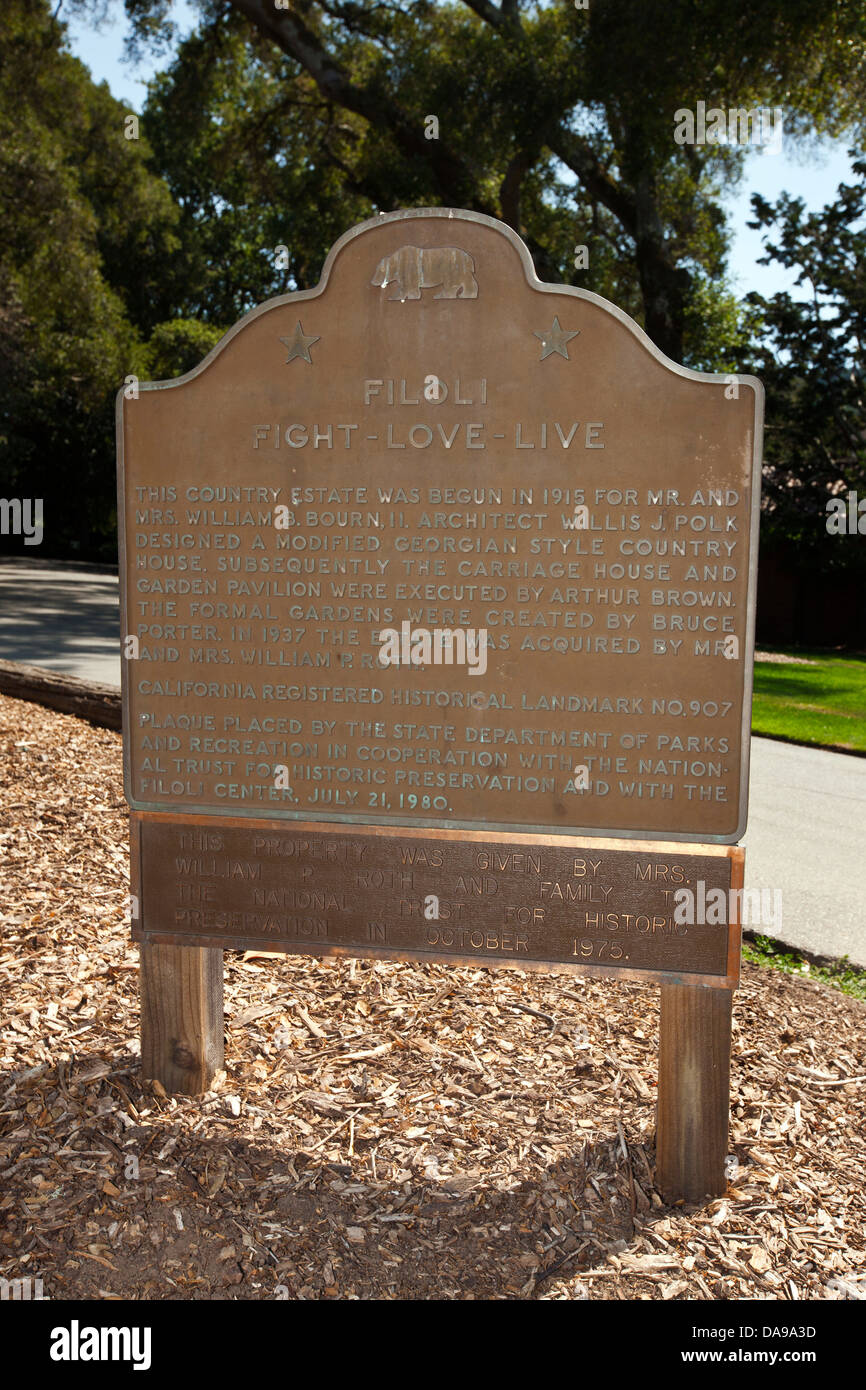 FILOLI LUTTE-LOVE-LIVE Cette propriété a commencé en 1915 pour M. et Mme William B. Bourn, II. L'architecte J. Willis Polk a conçu une modification de style géorgien maison de campagne. Par la suite, le Carriage house et pavillon de jardin ont été exécutés par Arthur Brown. Les jardins ont été créés par Bruce Porter. En 1937, la propriété a été acquise par M. et Mme William P. Roth. Californie INSCRIT MONUMENT HISTORIQUE : 907 Plaque placée par le Département d'état des parcs et des loisirs en collaboration avec le National Trust for Historic Preservation et avec le Centre de Filoli, 21 juillet 1980. Banque D'Images