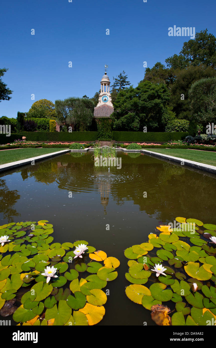 Étang de jardin en contrebas avec tour de l'horloge, Filoli, Woodside, Californie, États-Unis d'Amérique Banque D'Images