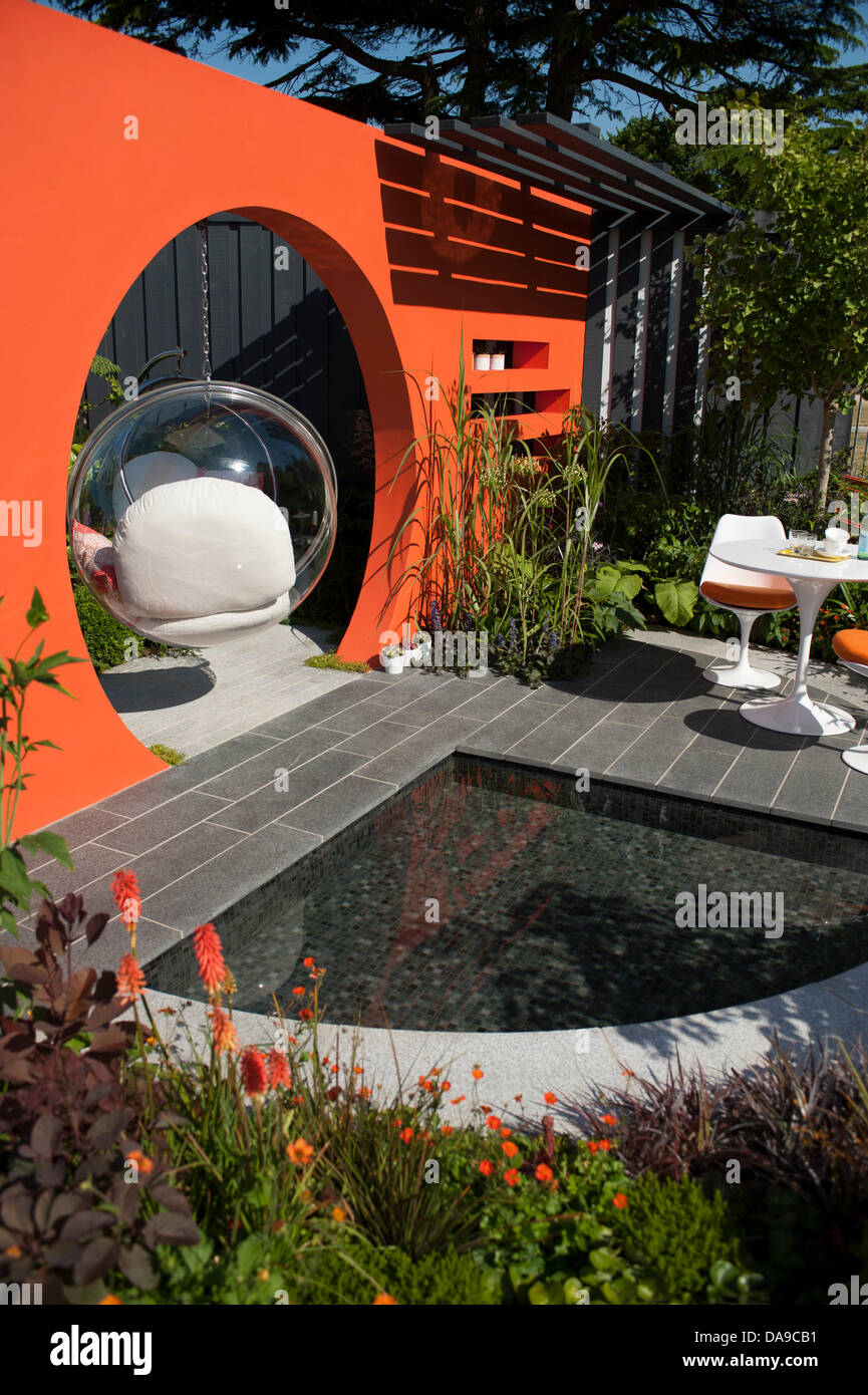 Hampton Court Palace, Surrey, UK. 8 juillet, 2013. Moderne au milieu du siècle, un jardin à faible coût dans la zone d'inspiration. Conçu par Adele Ford et Susan Willmott au RHS Hampton Court Palace Flower Show. Credit : Malcolm Park/Alamy Live News Banque D'Images