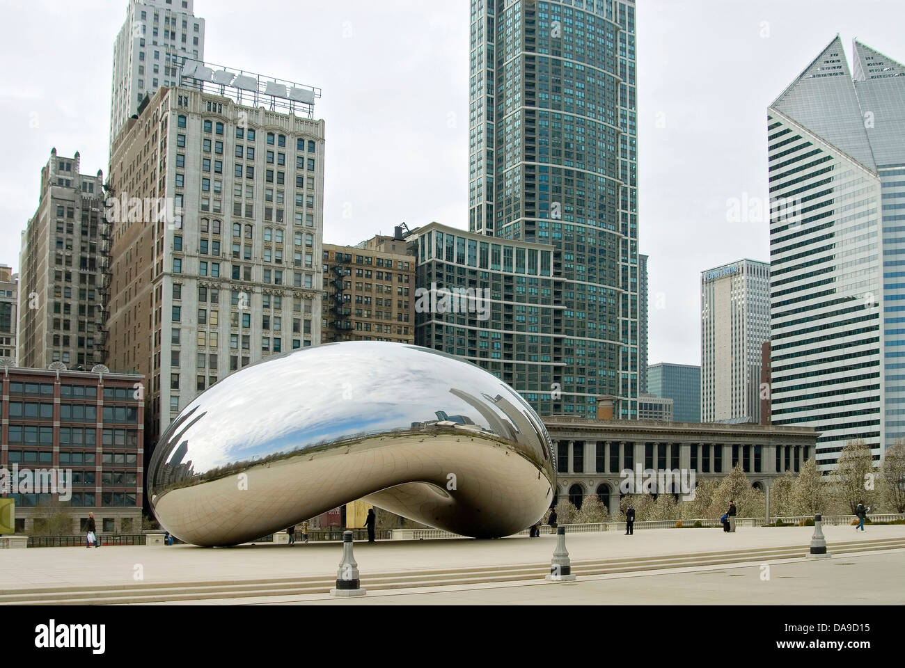 Chicago's 'Bean' ou 'Cloud Gate' sculpture au Parc du Millénaire. Bâtiments en arrière-plan de Michigan Avenue. Banque D'Images