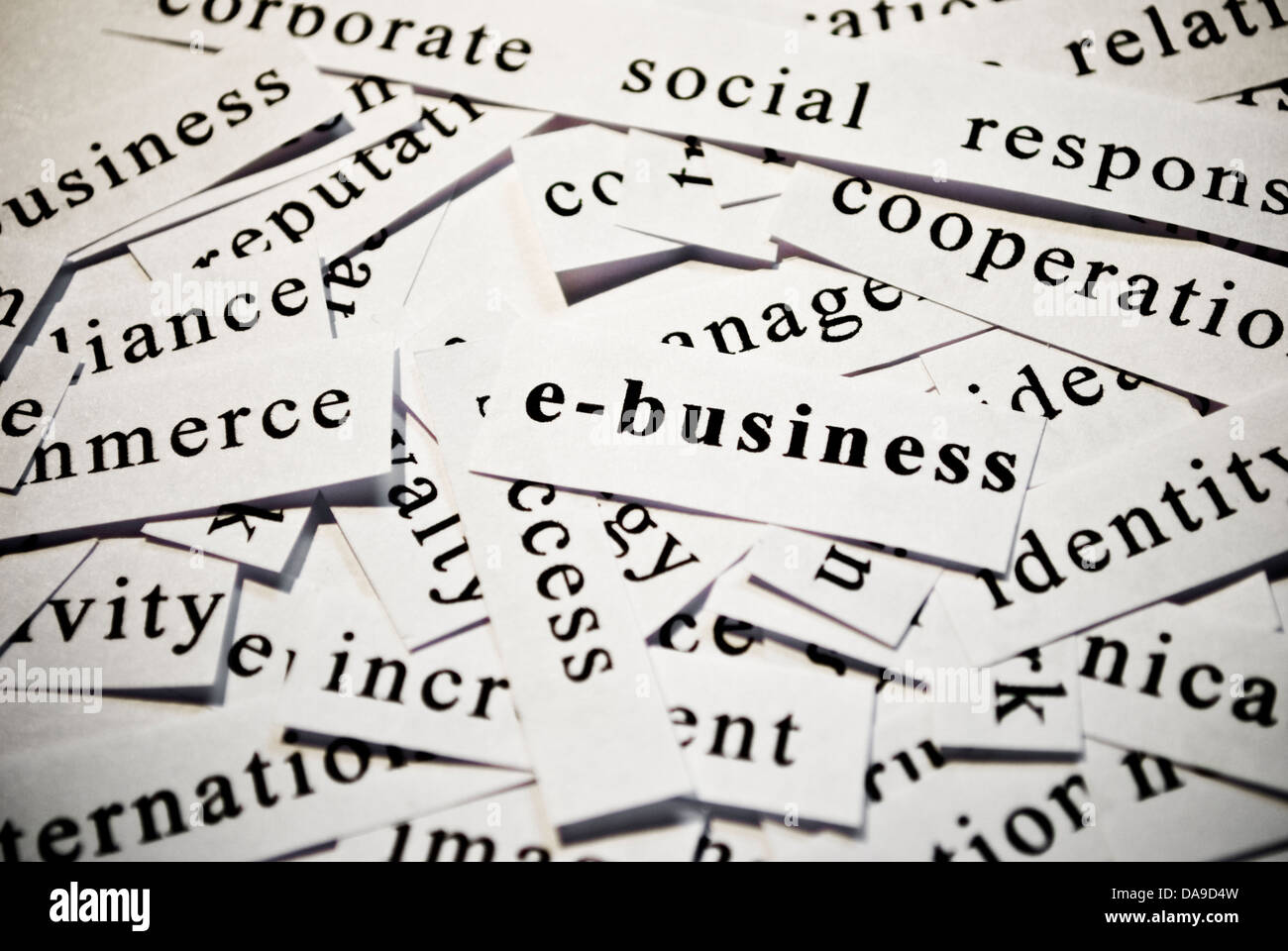 L'e-business. Concept de cut-out des mots liés à l'activité des entreprises. Banque D'Images