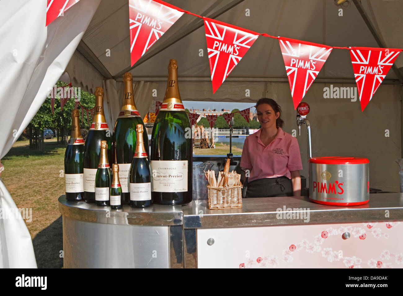 Hampton Court Palace UK 8 juillet 2013 tout un pour Pimm's ? Au RHS Hampton Court Palace Flower Show 2013 Credit : Keith Larby/Alamy live news Banque D'Images