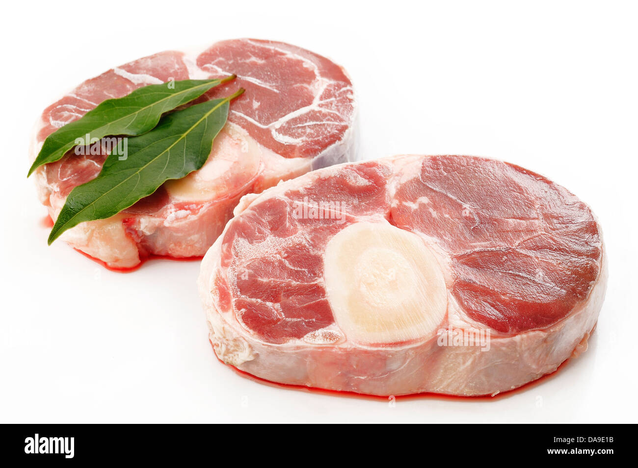 Matières de boeuf aux feuilles de laurier sur fond blanc Banque D'Images