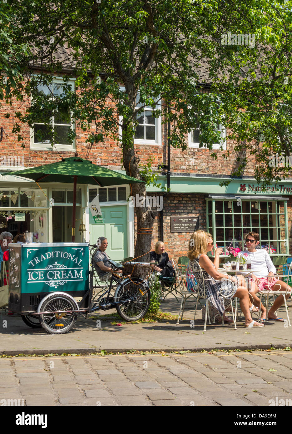 Les personnes bénéficiant de l'été à l'extérieur de café près de la cathédrale de York.York, Yorkshire, Angleterre, Royaume-Uni Banque D'Images