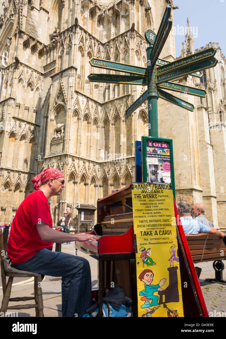 Musicien ambulant à jouer du piano à l'extérieur de la cathédrale York Minster, York, England, UK Banque D'Images