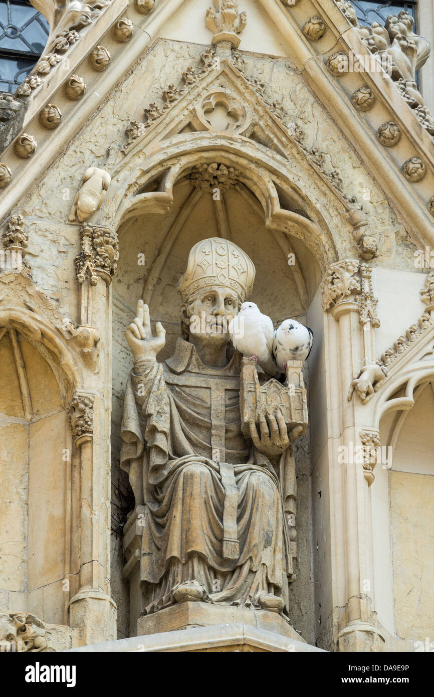 La sculpture sur pierre au-dessus de l'entrée ouest de la cathédrale York Minster, York, Yorkshire, Angleterre, Royaume-Uni Banque D'Images