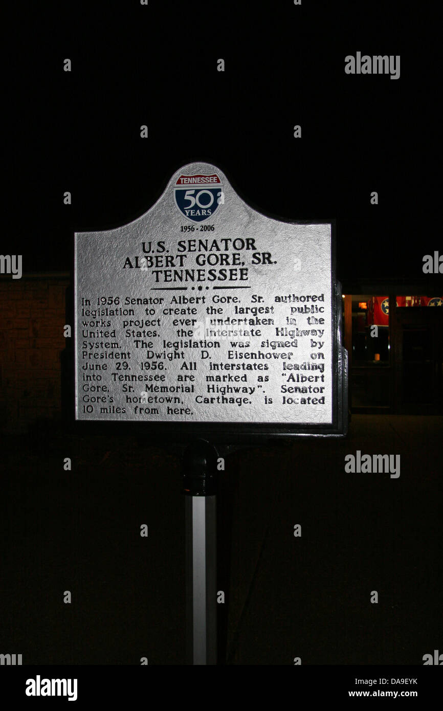 Le sénateur américain Albert Gore, SR. TENNESSEE en 1956 Sénateur Albert Gore, auteur d'un projet de loi visant à créer le plus grand projet jamais entrepris de travaux publics aux États-Unis, l'Interstate Highway System. La loi a été signée par le président Dwight D. Eisenhower le 29 juin 1956. Tous les interstate menant au Texas sont marquées comme "Albert Gore, Sr Memorial Highway'. Le sénateur Gore's hometown, Carthage, est situé à 10 kilomètres d'ici. Banque D'Images