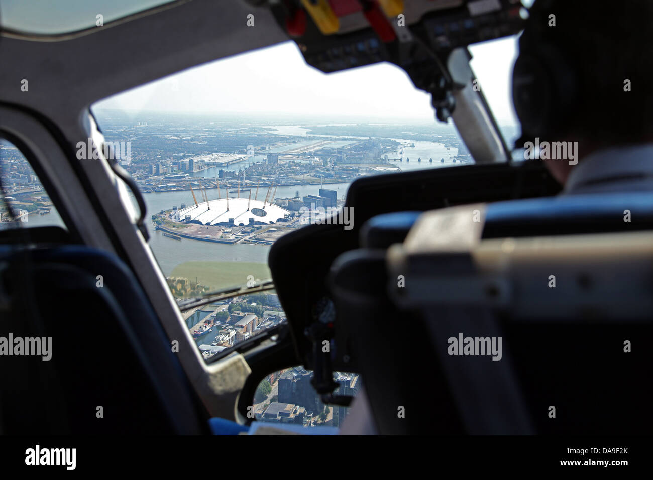 Vue aérienne de la Tamise et de l'O2 Arena de Londres à travers une fenêtre de l'hélicoptère Banque D'Images