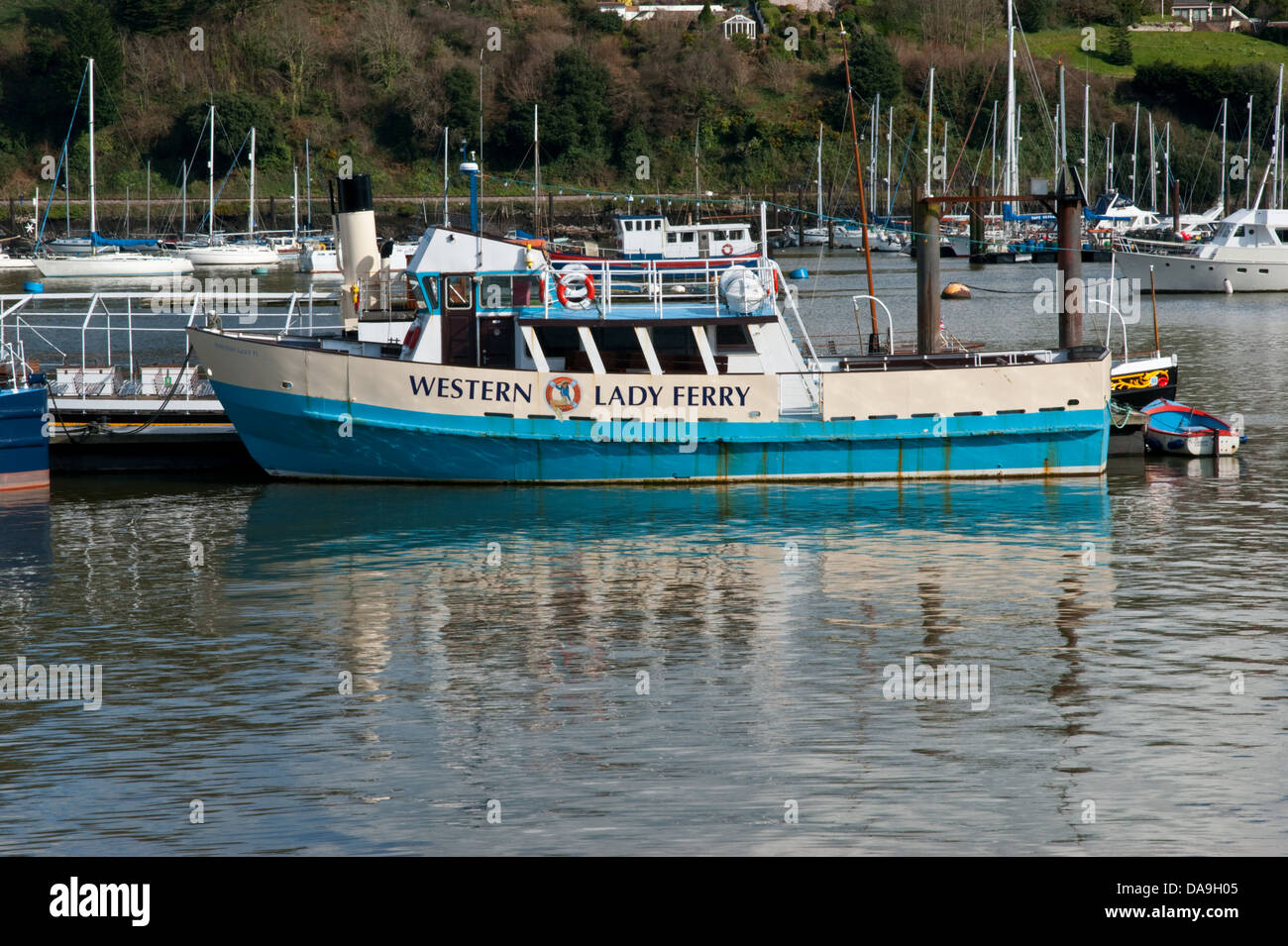 Embarcation De Plaisance Qui Rencontre Un Traversier Petit ferry bleu et blanc Banque de photographies et d'images à haute  résolution - Alamy