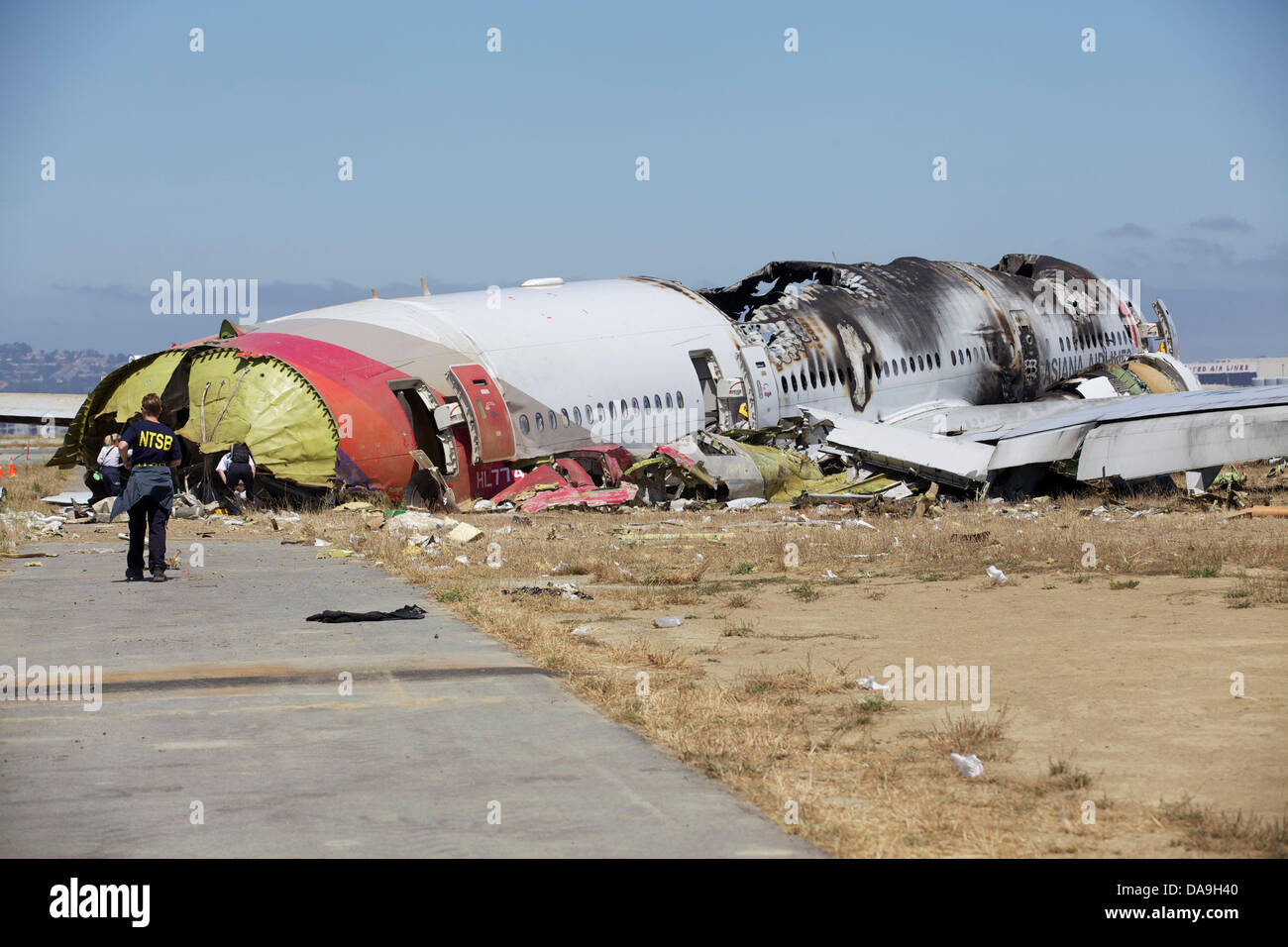 Les enquêteurs du NTSB voir le reste du vol Asiana 214 Boeing 777 près de la piste où il s'est écrasé à l'atterrissage à San Francisco International le 7 juillet 2013 à San Francisco. Banque D'Images