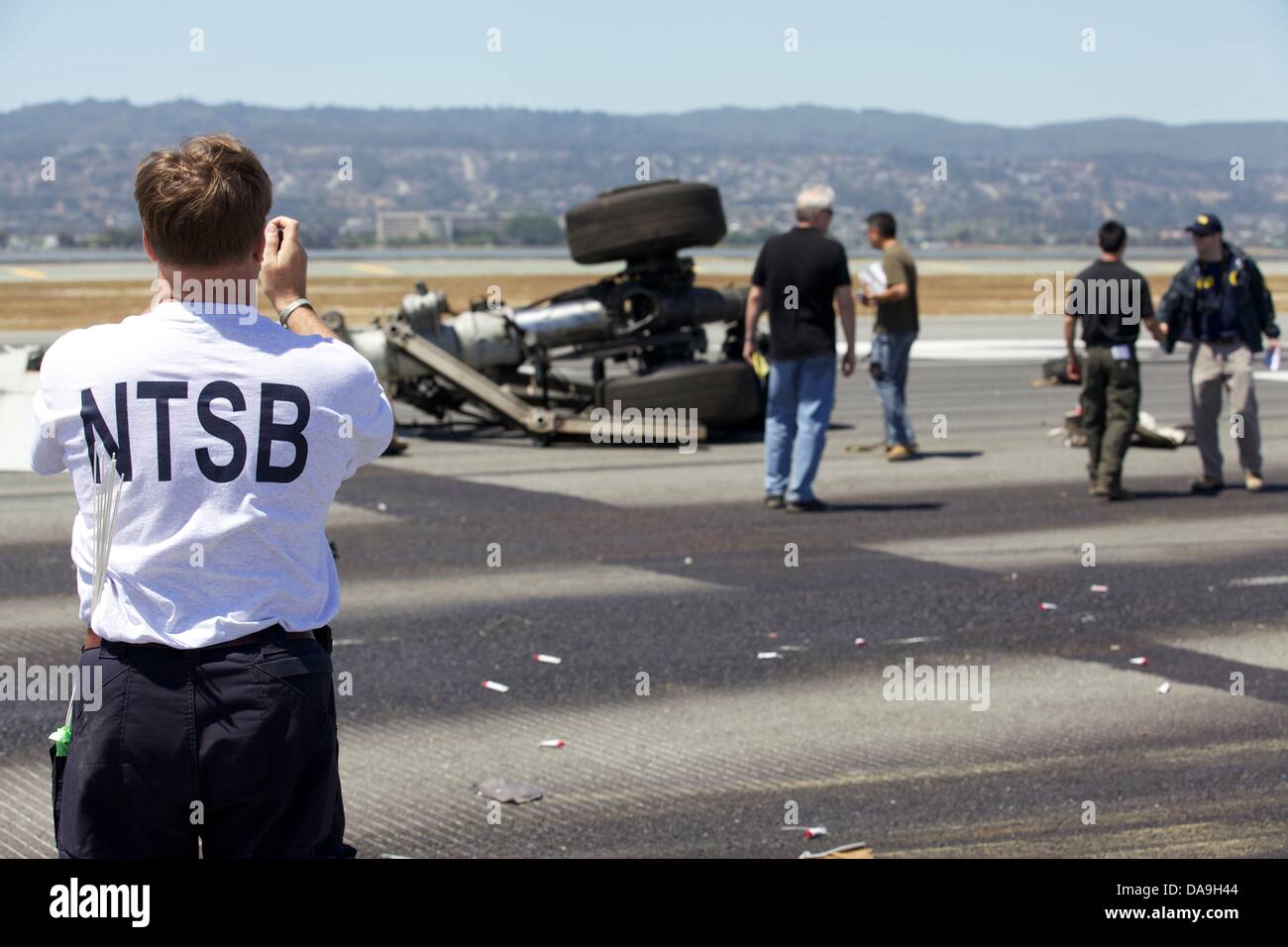 Les enquêteurs du NTSB voir l'atterrissage du vol Asiana 214 Boeing 777 près de la piste où il s'est écrasé à l'atterrissage à San Francisco International le 7 juillet 2013 à San Francisco. Banque D'Images