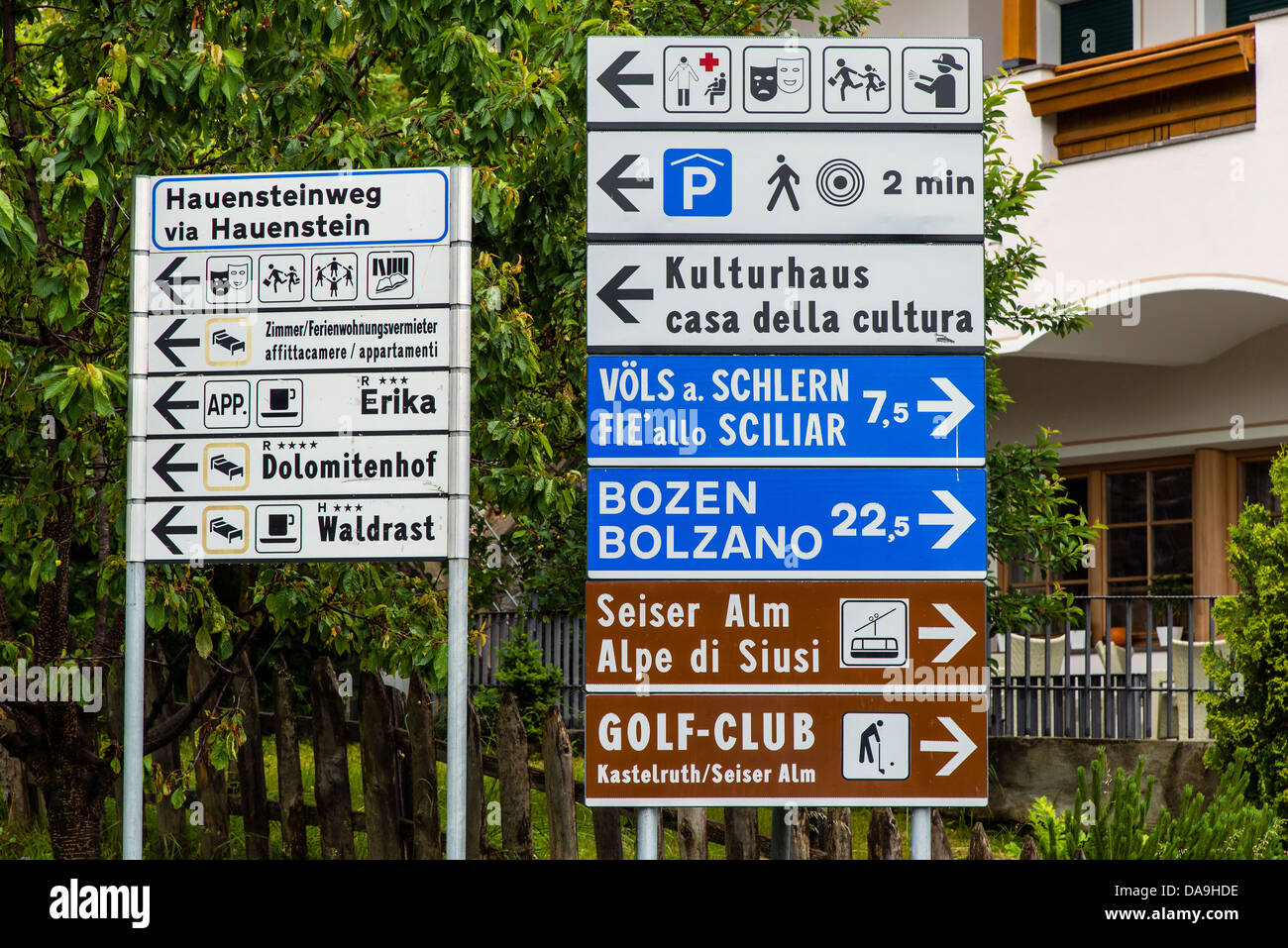 Des panneaux de direction routière bilingue dans le Tyrol du Sud ou de l'Alto Adige, Italie Banque D'Images
