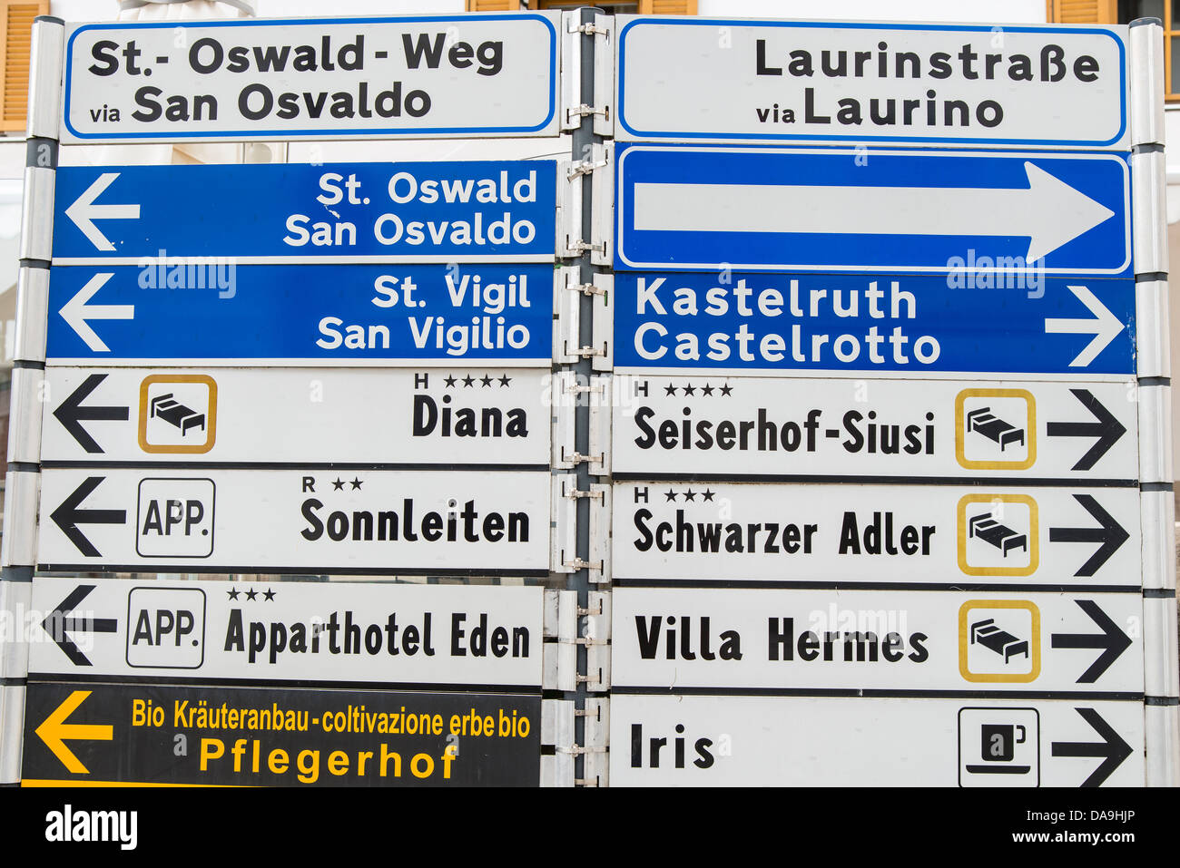 Des panneaux de direction routière bilingue dans le Tyrol du Sud ou de l'Alto Adige, Italie Banque D'Images