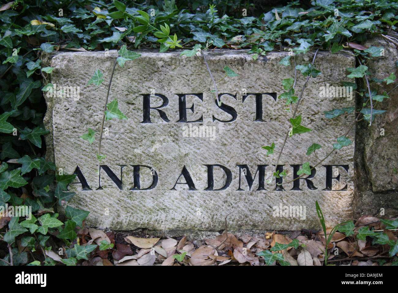 Reposez-vous et admirez. Panneau en pierre de Purbeck gravé de repos et admirez sur la piste de marche de Durlston Swanage Banque D'Images