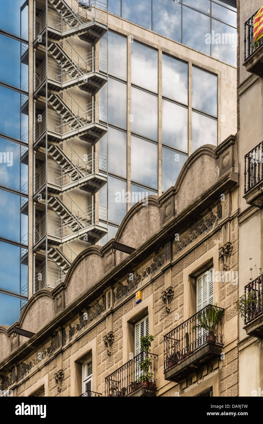 Bâtiment moderne et ancienne façade dans le Passeig de Gracia, Barcelone, Espagne. Banque D'Images