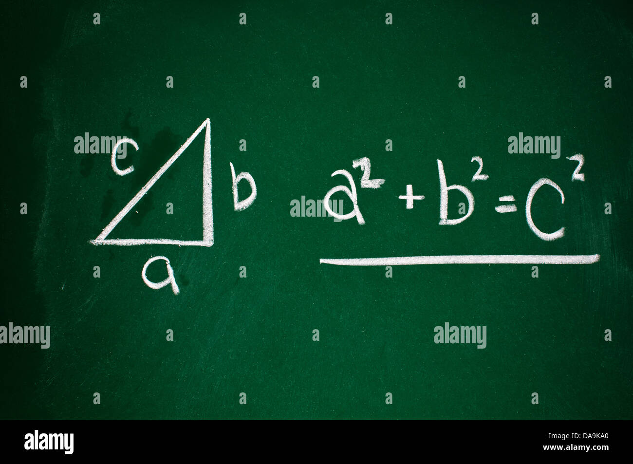 Théorème de Pythagore a esquissé avec craie blanche sur un tableau Banque D'Images