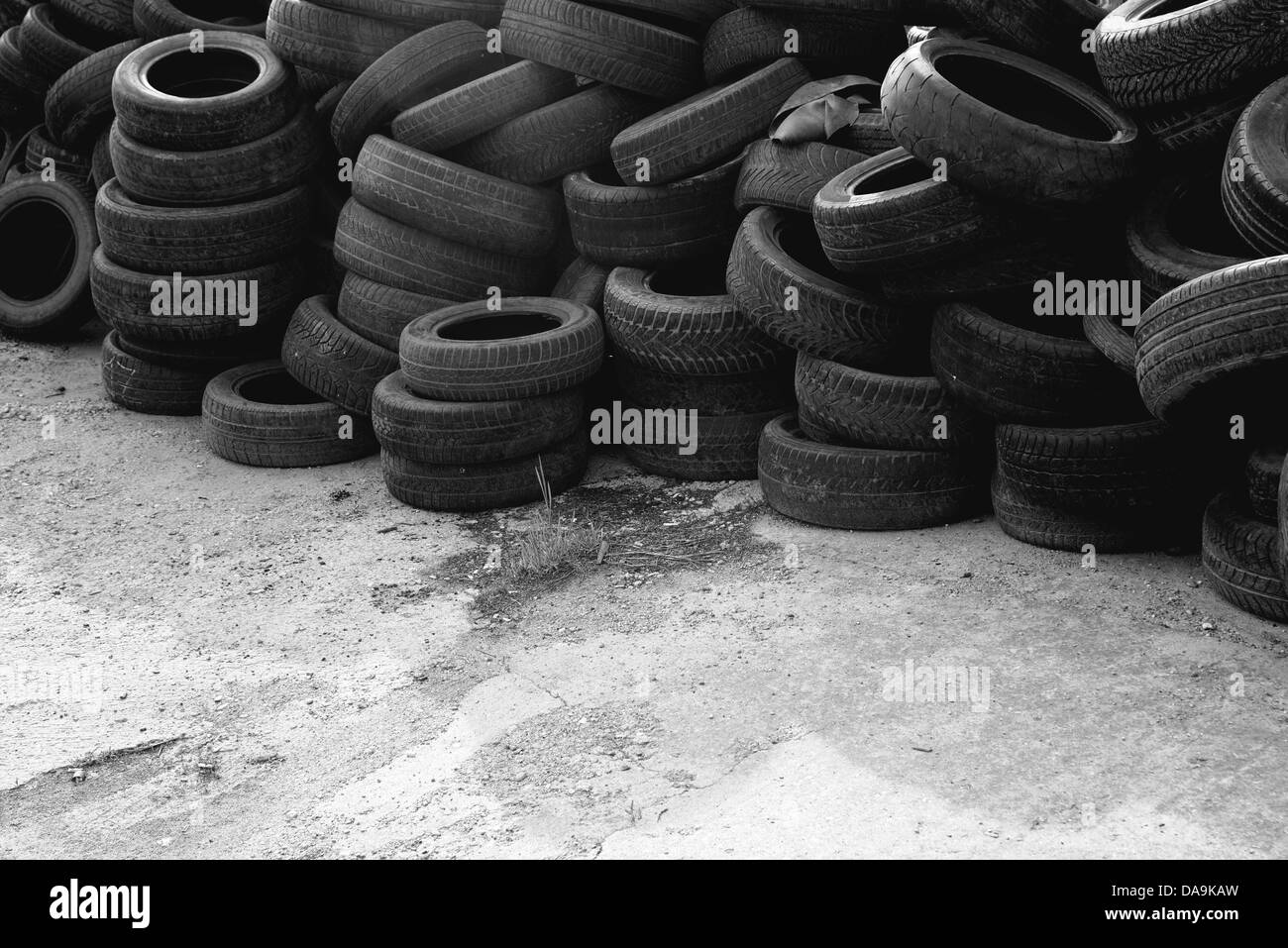 Vieux pneus. Ancien utilisé les pneus de voiture pile. Banque D'Images