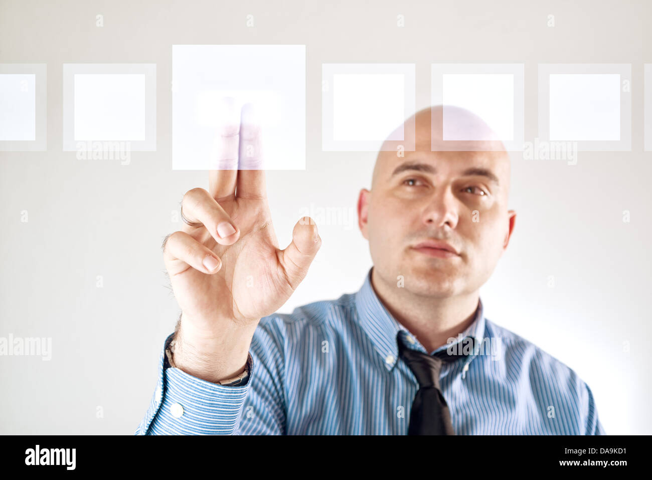 Businessman appuyant sur le bouton de l'écran tactile. La technologie moderne des affaires des solutions. Banque D'Images