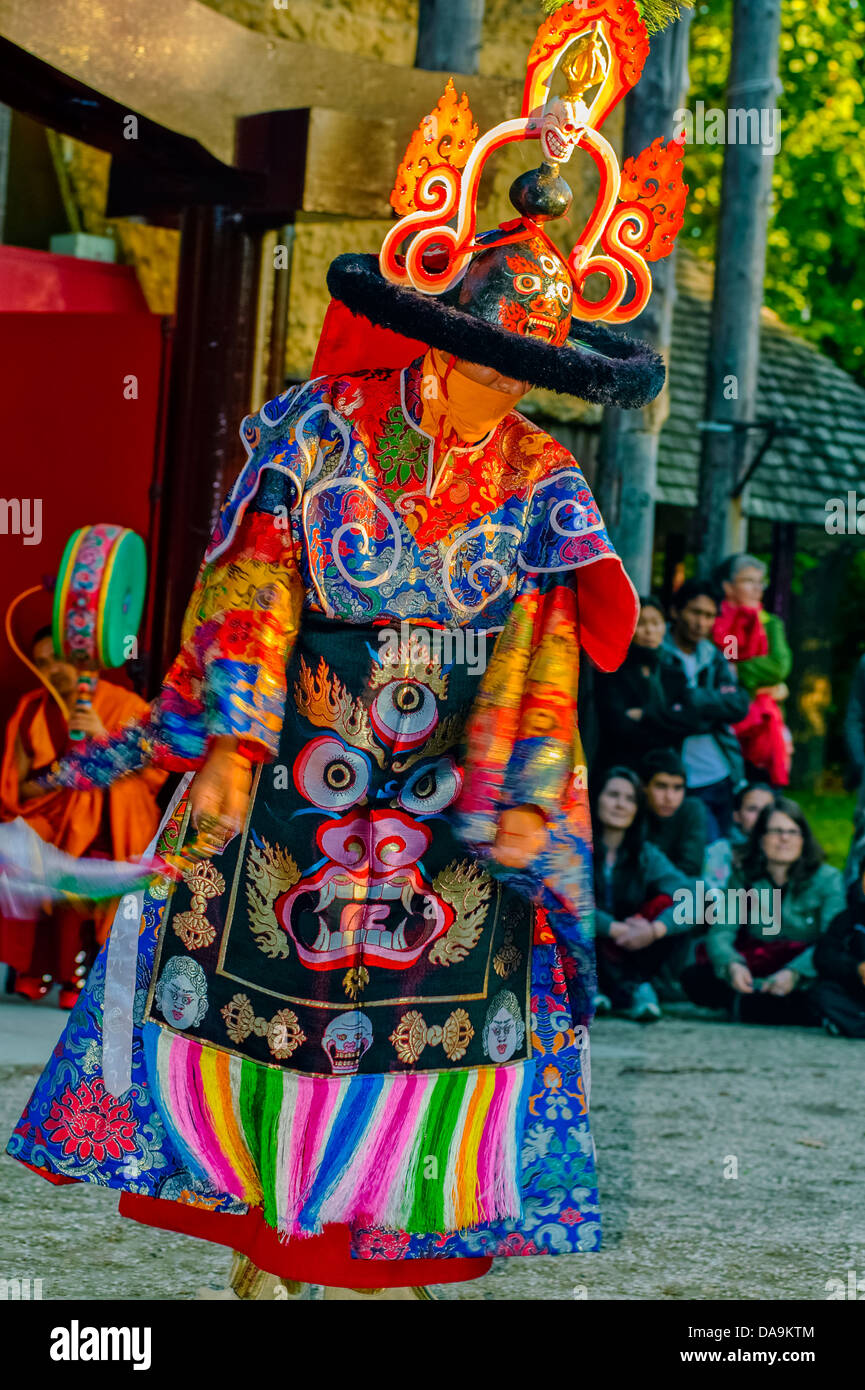 Paris, Fra-rce, moine tibétain en costume traditionnel, les Black Hat,  danse rituelle cérémonie bouddhiste, Pagode Photo Stock - Alamy