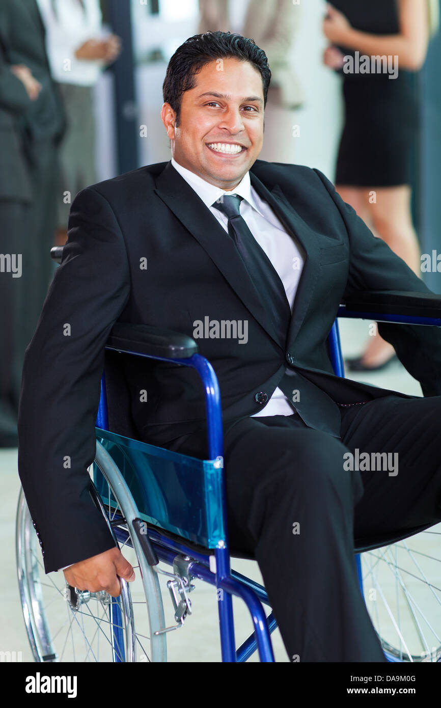 Homme d'handicapés optimiste dans un fauteuil roulant Banque D'Images