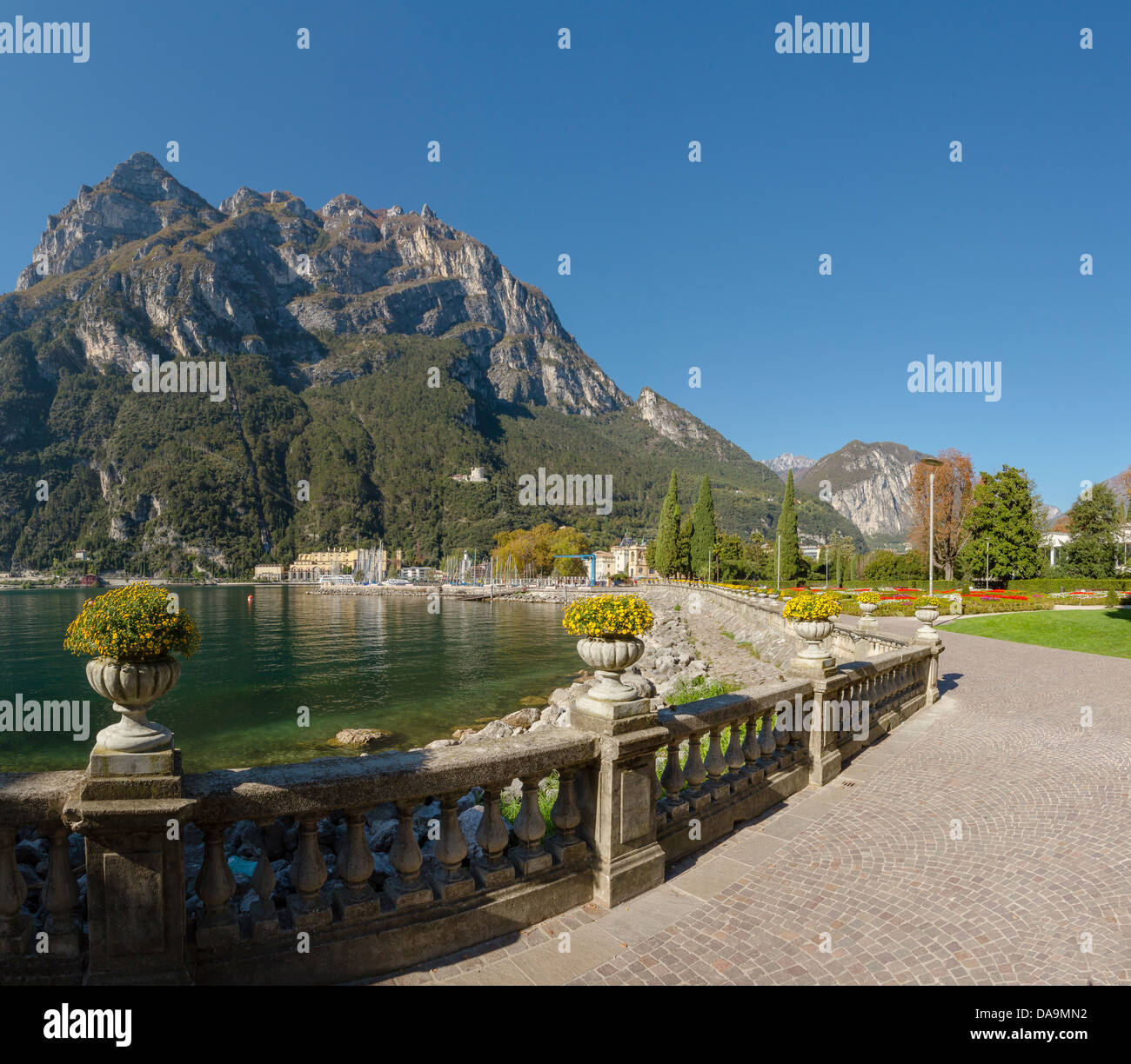 L'Italie, l'Europe, Lago di Garda, Trentino, Riva del Garda, Village park, paysage, fleurs, automne, Montagnes, Lac, Banque D'Images