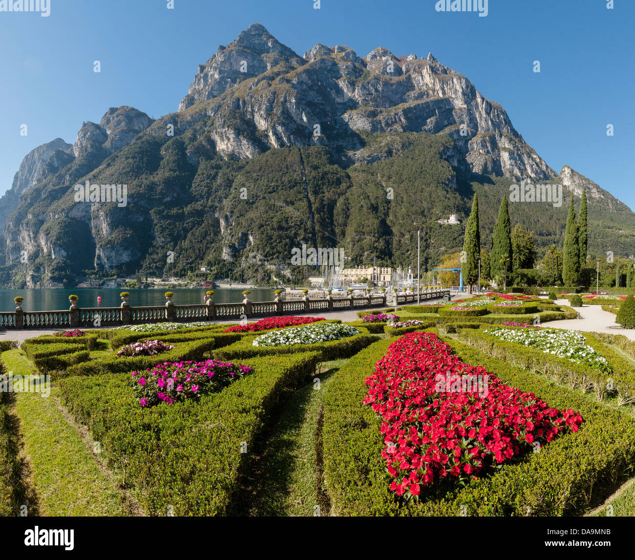 L'Italie, l'Europe, Lago di Garda, Trentino, Riva del Garda, Village park, paysage, fleurs, automne, Montagnes, Lac, Banque D'Images