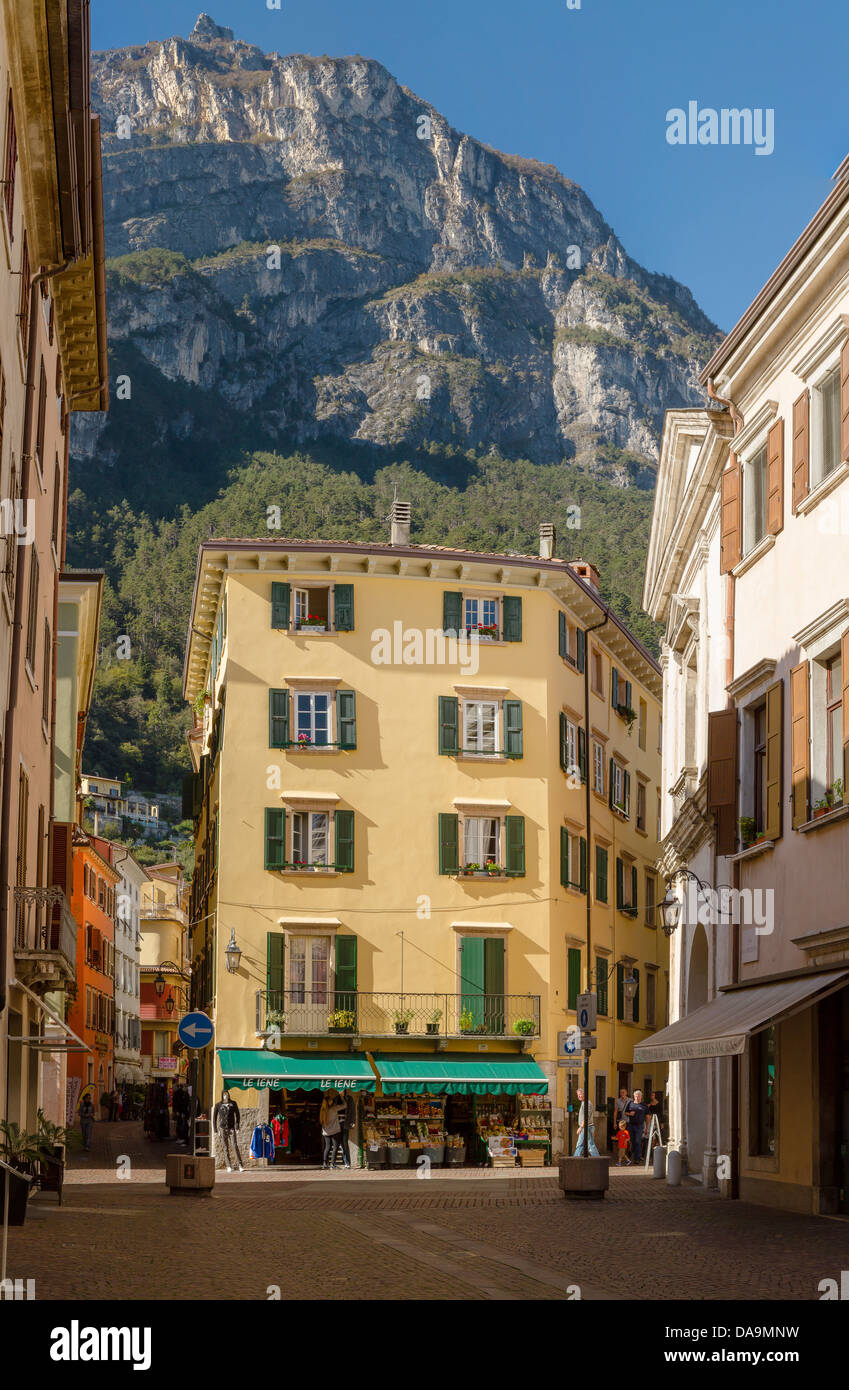 L'Italie, l'Europe, Lago di Garda, Trentino, Riva del Garda, Via Montenara, ville, village, automne, montagnes, collines, Banque D'Images